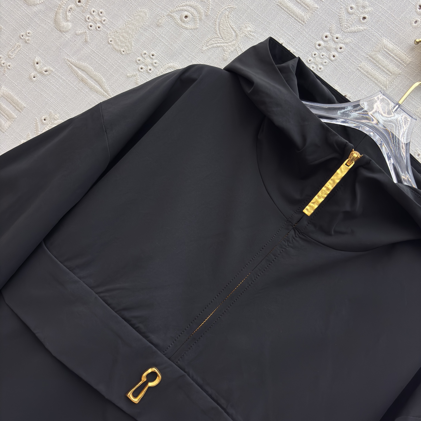 Sch 26早春 异形五金装饰卡其色连帽冲锋衣 太有设计感了 金色锁扣点缀超吸睛 半拉链连帽版型休闲又别