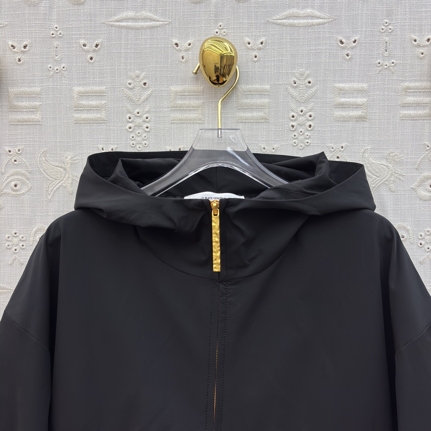 Sch 26早春 异形五金装饰卡其色连帽冲锋衣 太有设计感了 金色锁扣点缀超吸睛 半拉链连帽版型休闲又别