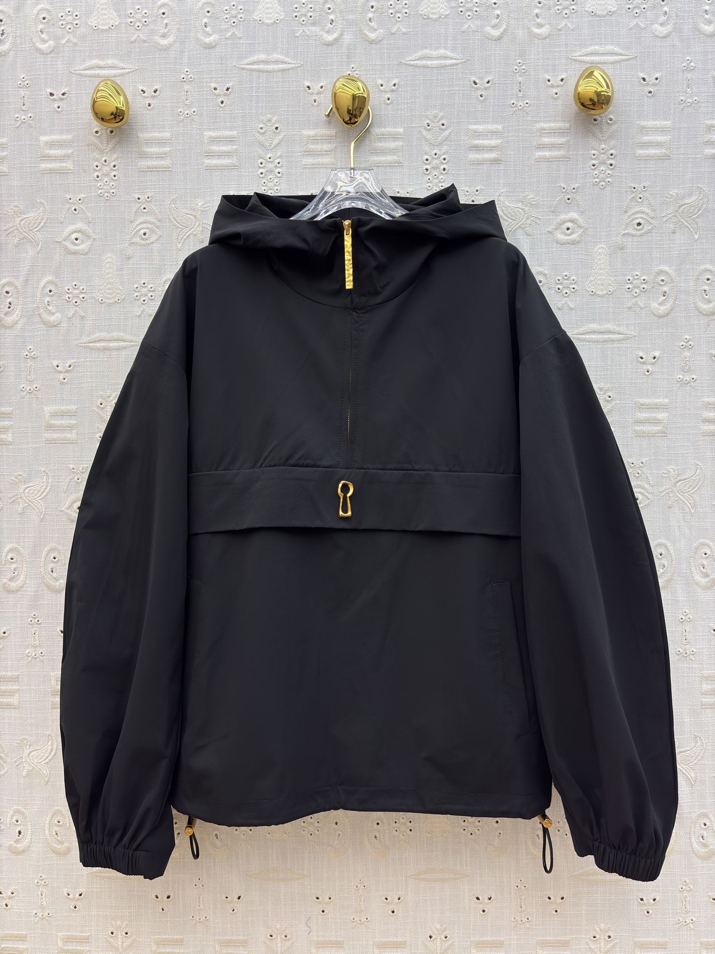 Sch 26早春 异形五金装饰卡其色连帽冲锋衣 太有设计感了 金色锁扣点缀超吸睛 半拉链连帽版型休闲又别