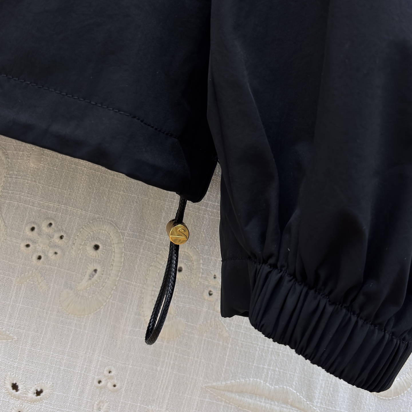 Sch 26早春 异形五金装饰卡其色连帽冲锋衣 太有设计感了 金色锁扣点缀超吸睛 半拉链连帽版型休闲又别