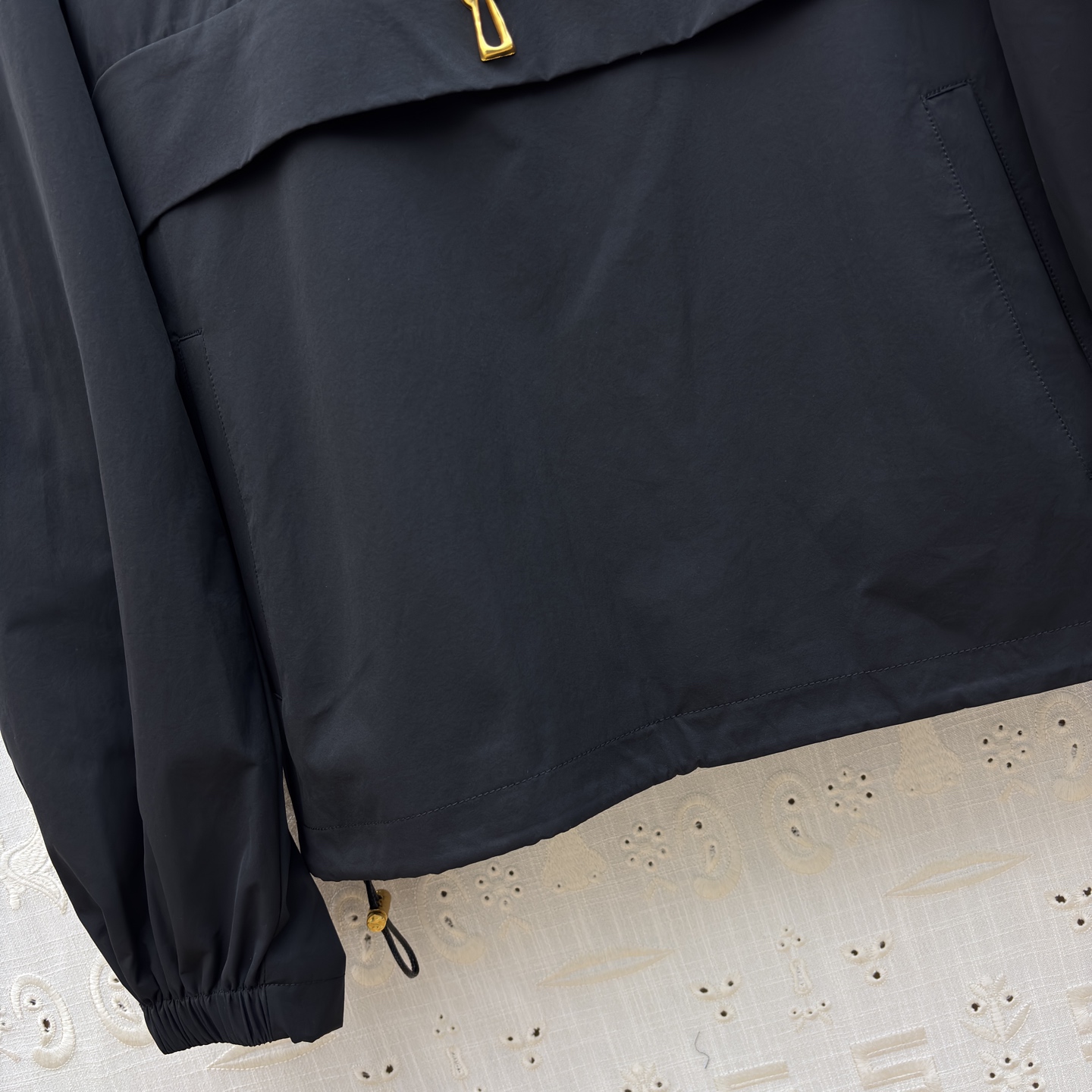 Sch 26早春 异形五金装饰卡其色连帽冲锋衣 太有设计感了 金色锁扣点缀超吸睛 半拉链连帽版型休闲又别