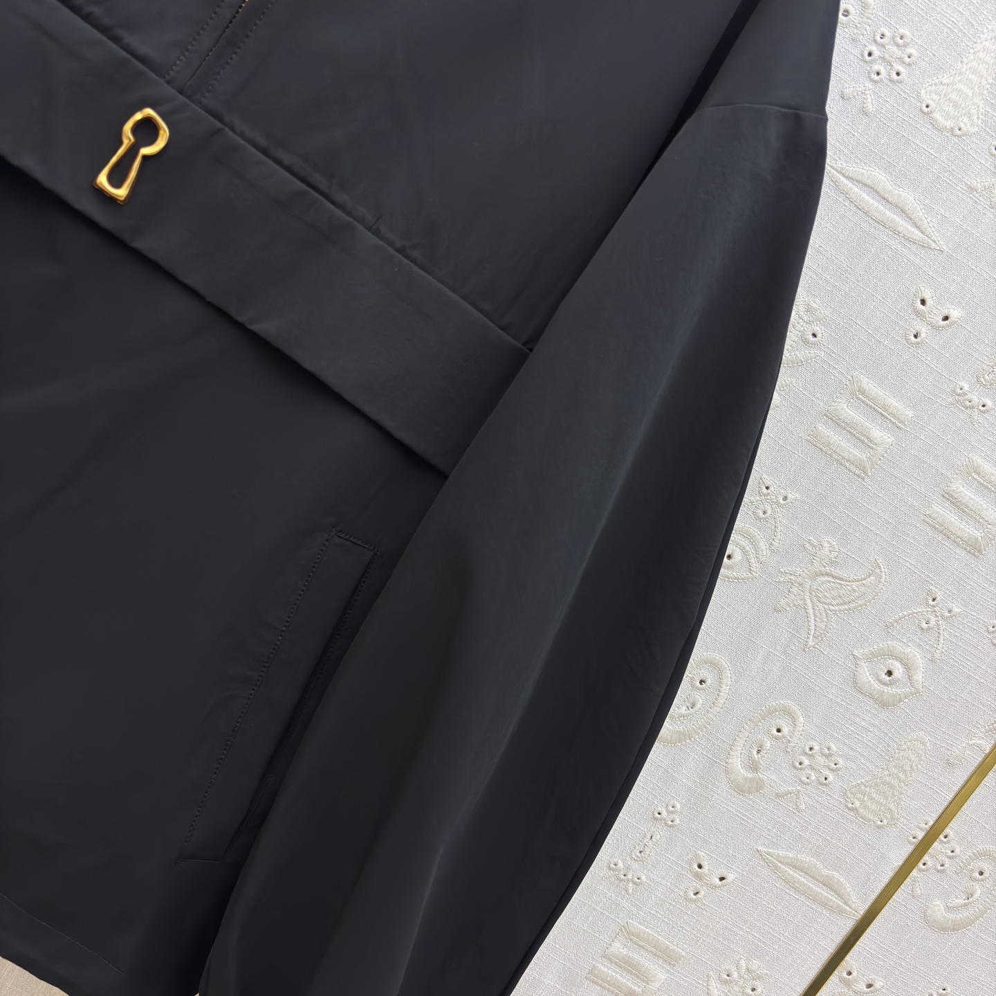 Sch 26早春 异形五金装饰卡其色连帽冲锋衣 太有设计感了 金色锁扣点缀超吸睛 半拉链连帽版型休闲又别