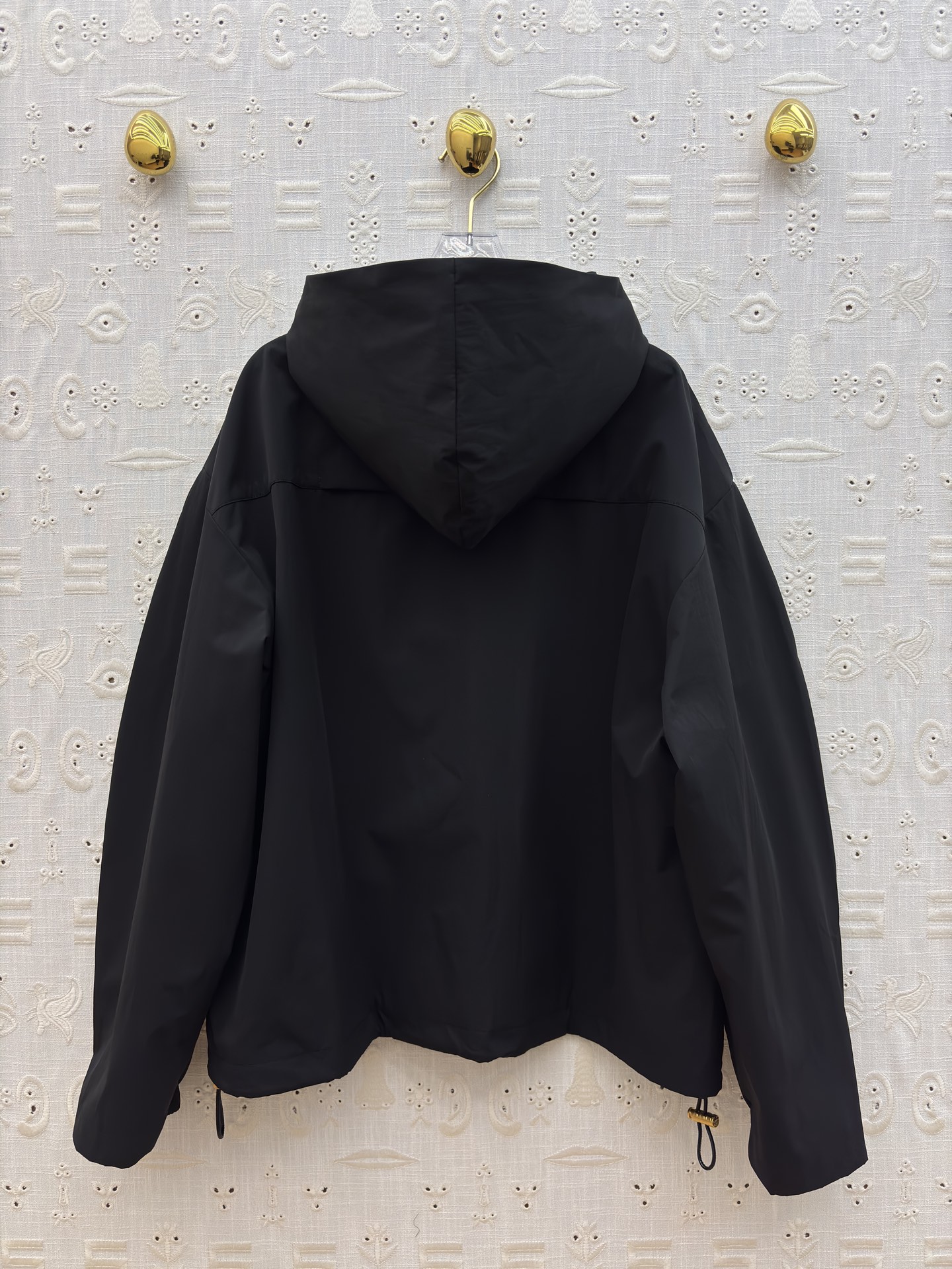 Sch 26早春 异形五金装饰卡其色连帽冲锋衣 太有设计感了 金色锁扣点缀超吸睛 半拉链连帽版型休闲又别