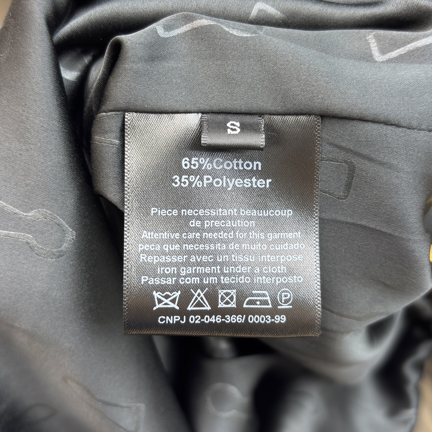 Sch 26早春 异形五金装饰卡其色连帽冲锋衣 太有设计感了 金色锁扣点缀超吸睛 半拉链连帽版型休闲又别