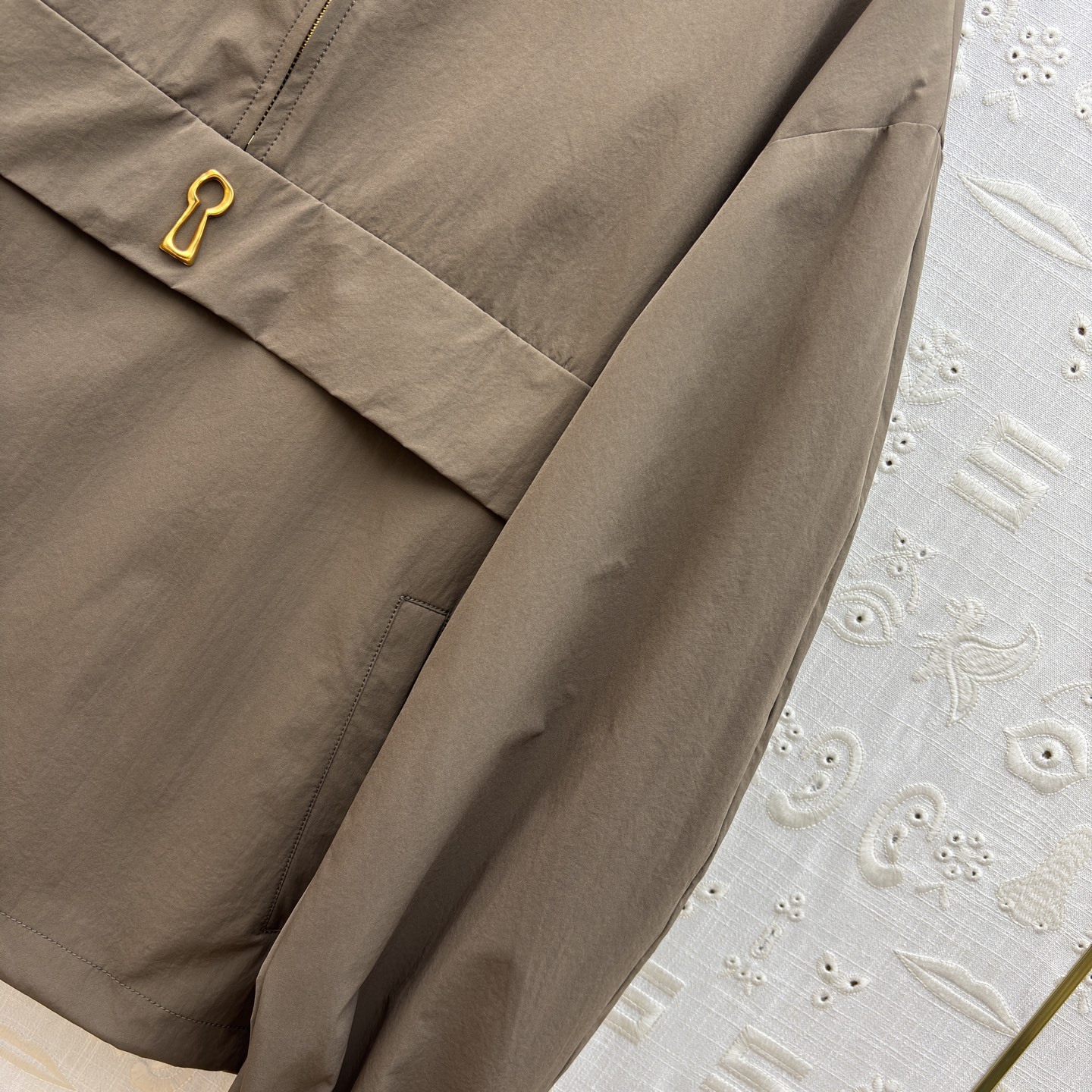 Sch 26早春 异形五金装饰卡其色连帽冲锋衣 太有设计感了 金色锁扣点缀超吸睛 半拉链连帽版型休闲又别