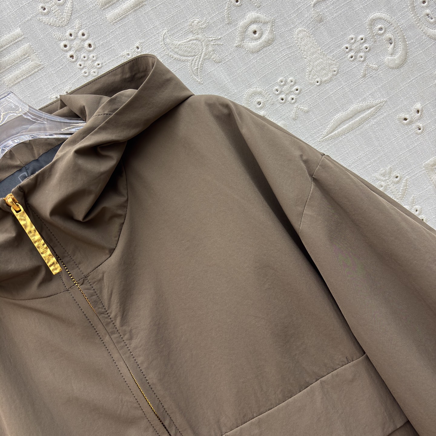 Sch 26早春 异形五金装饰卡其色连帽冲锋衣 太有设计感了 金色锁扣点缀超吸睛 半拉链连帽版型休闲又别