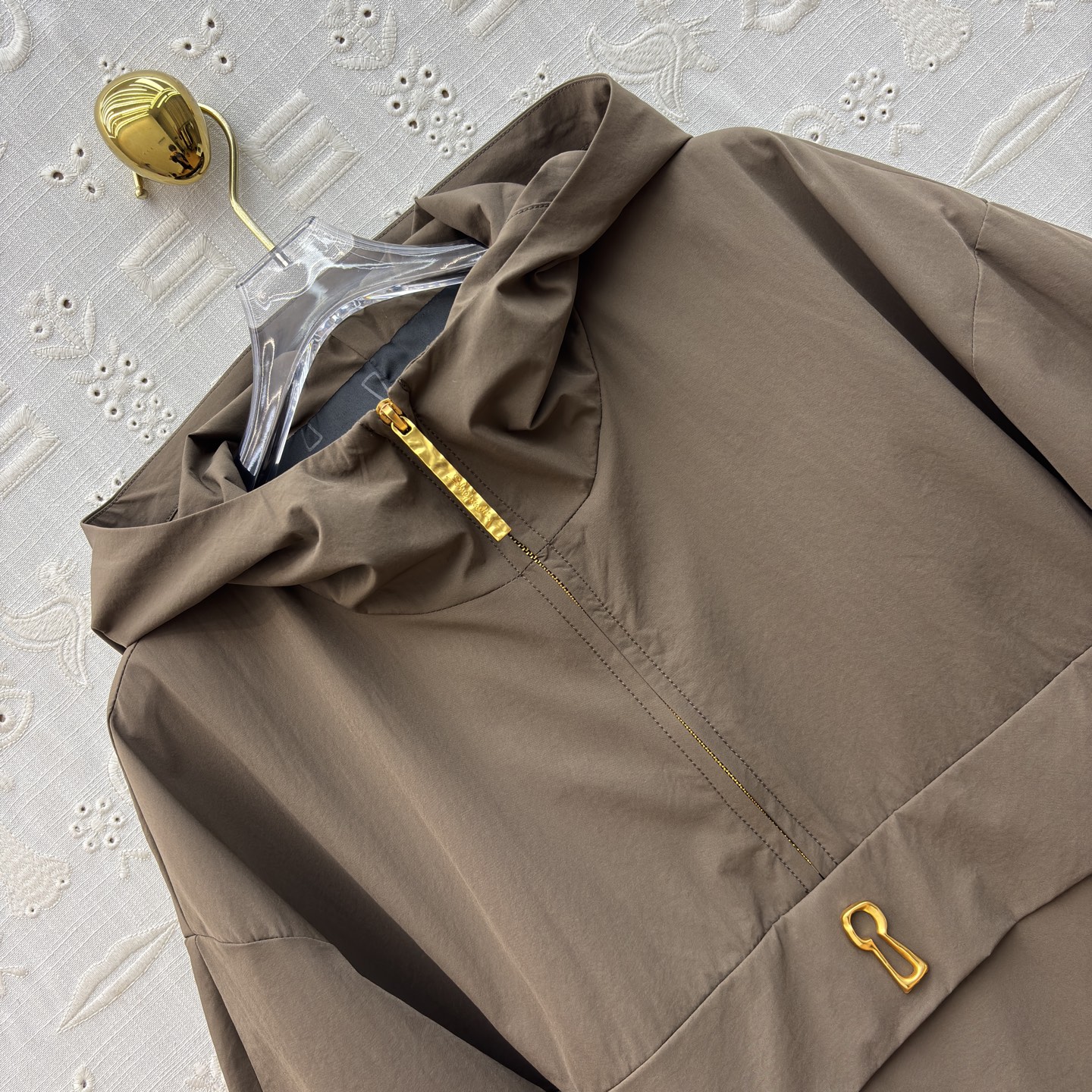 Sch 26早春 异形五金装饰卡其色连帽冲锋衣 太有设计感了 金色锁扣点缀超吸睛 半拉链连帽版型休闲又别