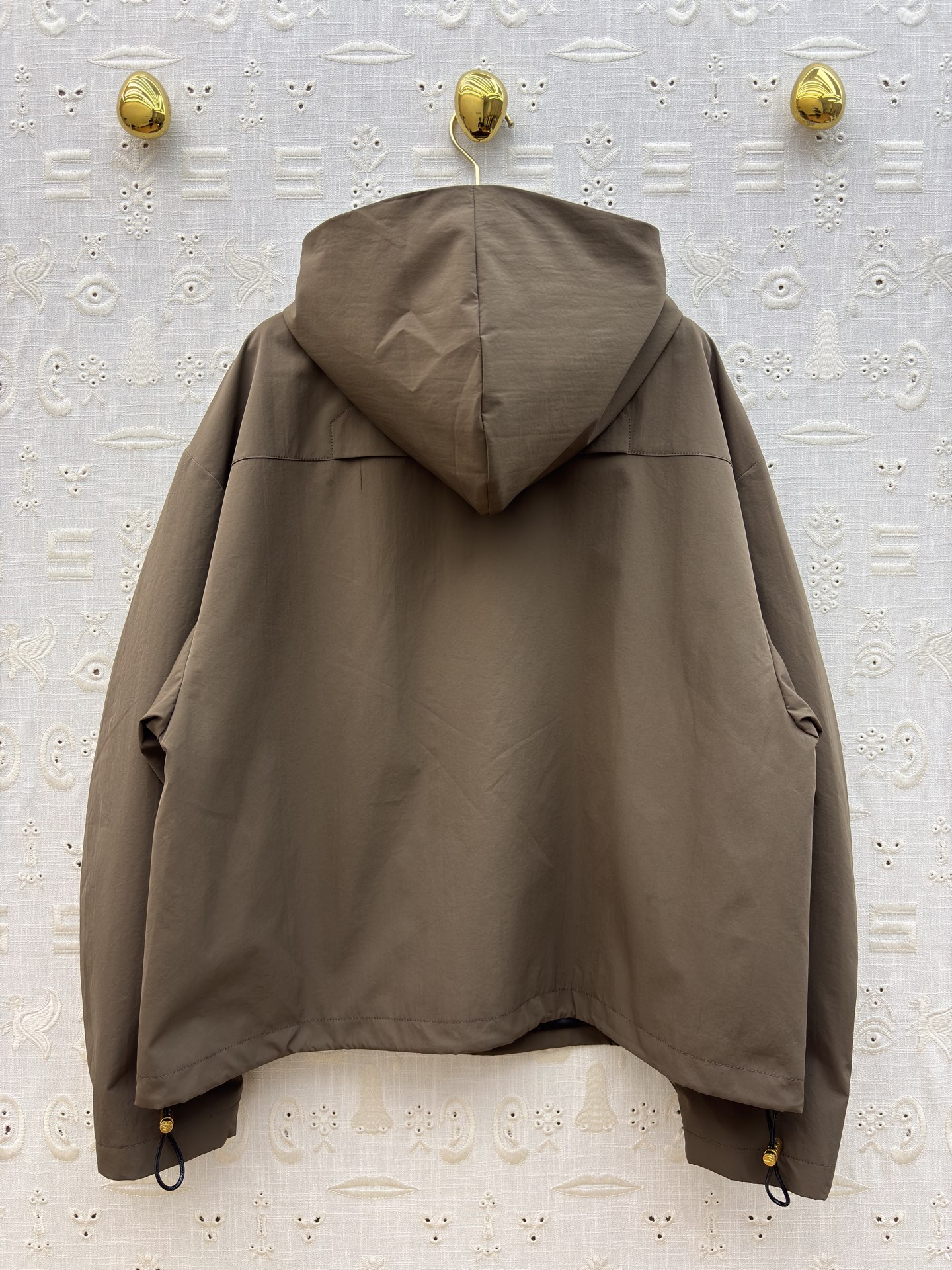 Sch 26早春 异形五金装饰卡其色连帽冲锋衣 太有设计感了 金色锁扣点缀超吸睛 半拉链连帽版型休闲又别