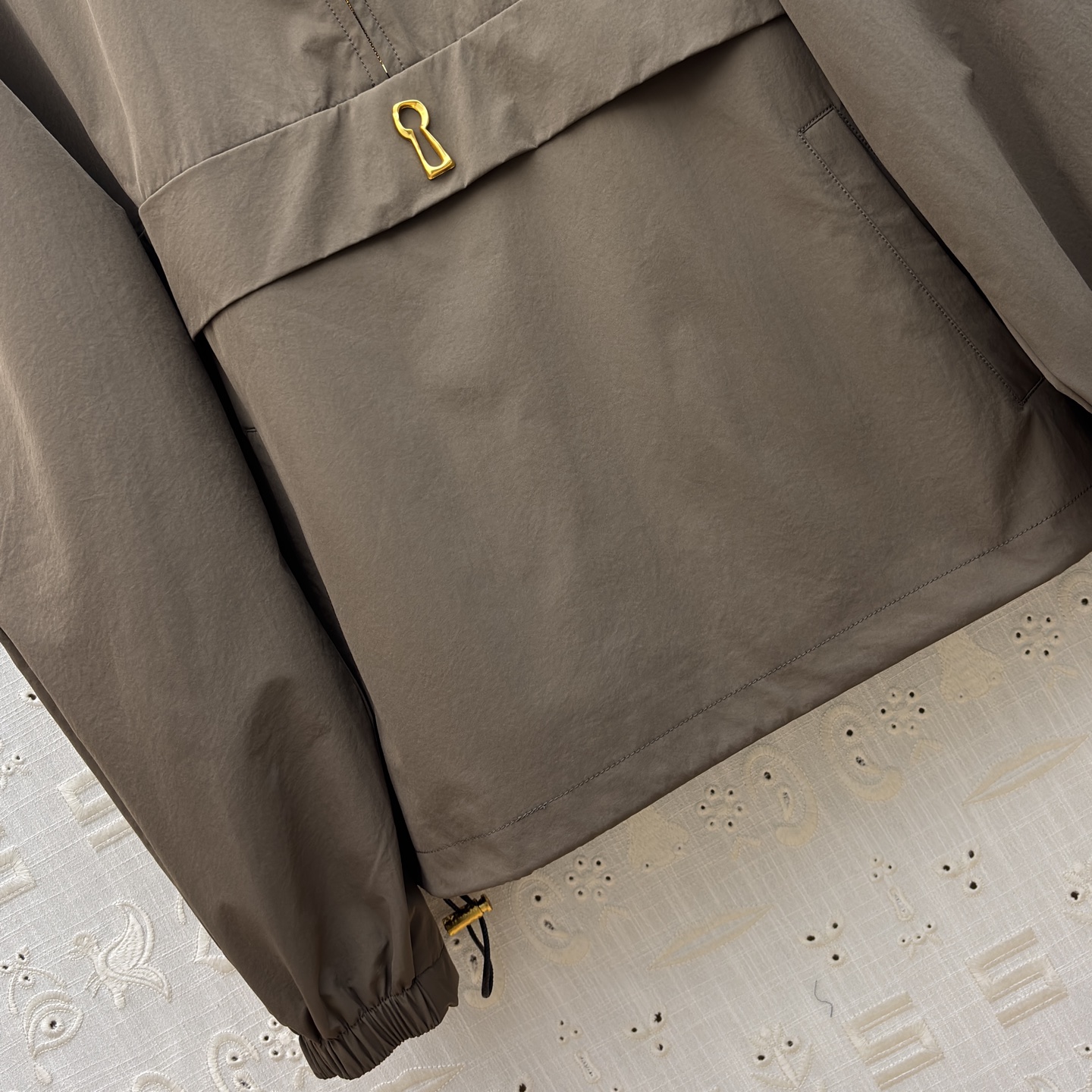 Sch 26早春 异形五金装饰卡其色连帽冲锋衣 太有设计感了 金色锁扣点缀超吸睛 半拉链连帽版型休闲又别