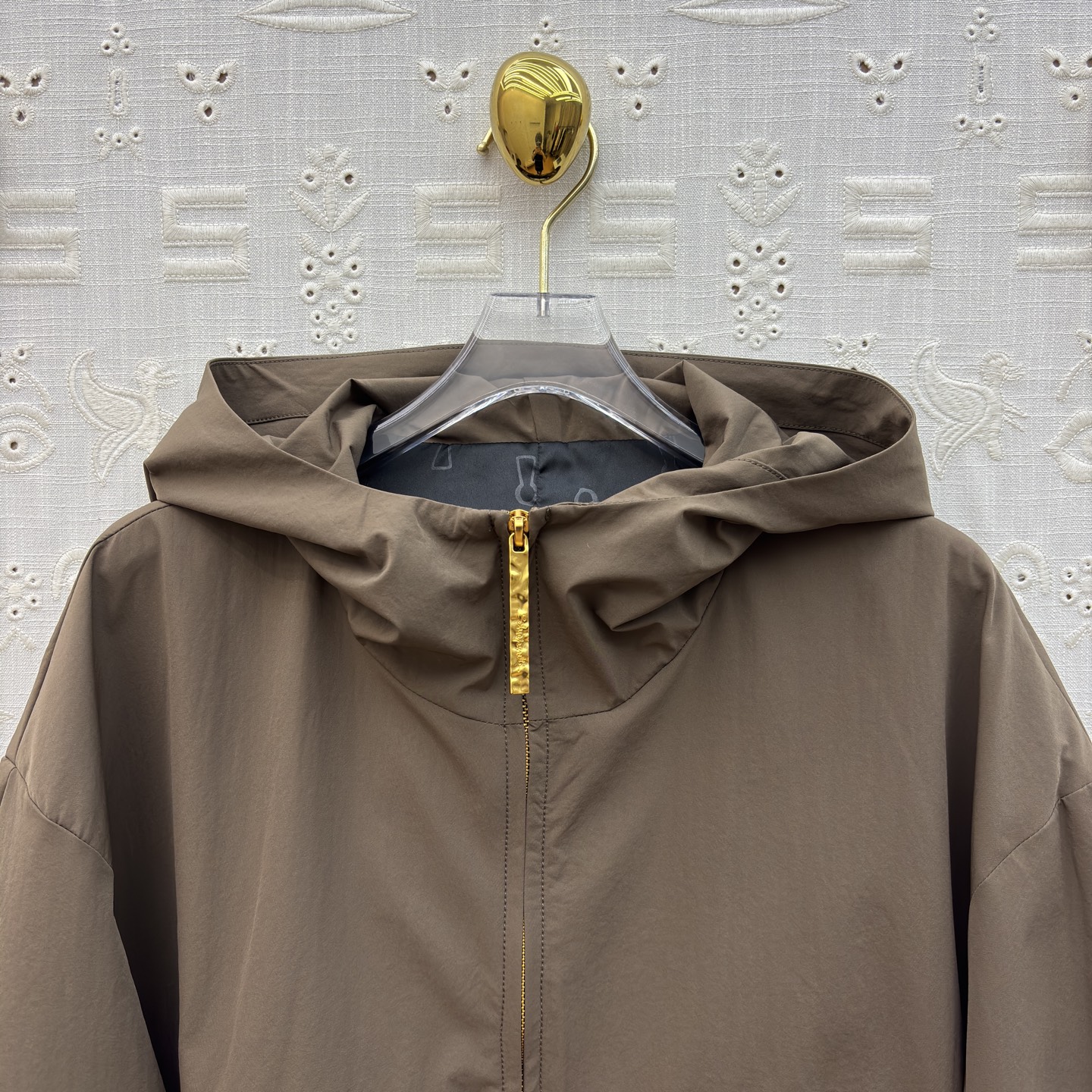 Sch 26早春 异形五金装饰卡其色连帽冲锋衣 太有设计感了 金色锁扣点缀超吸睛 半拉链连帽版型休闲又别
