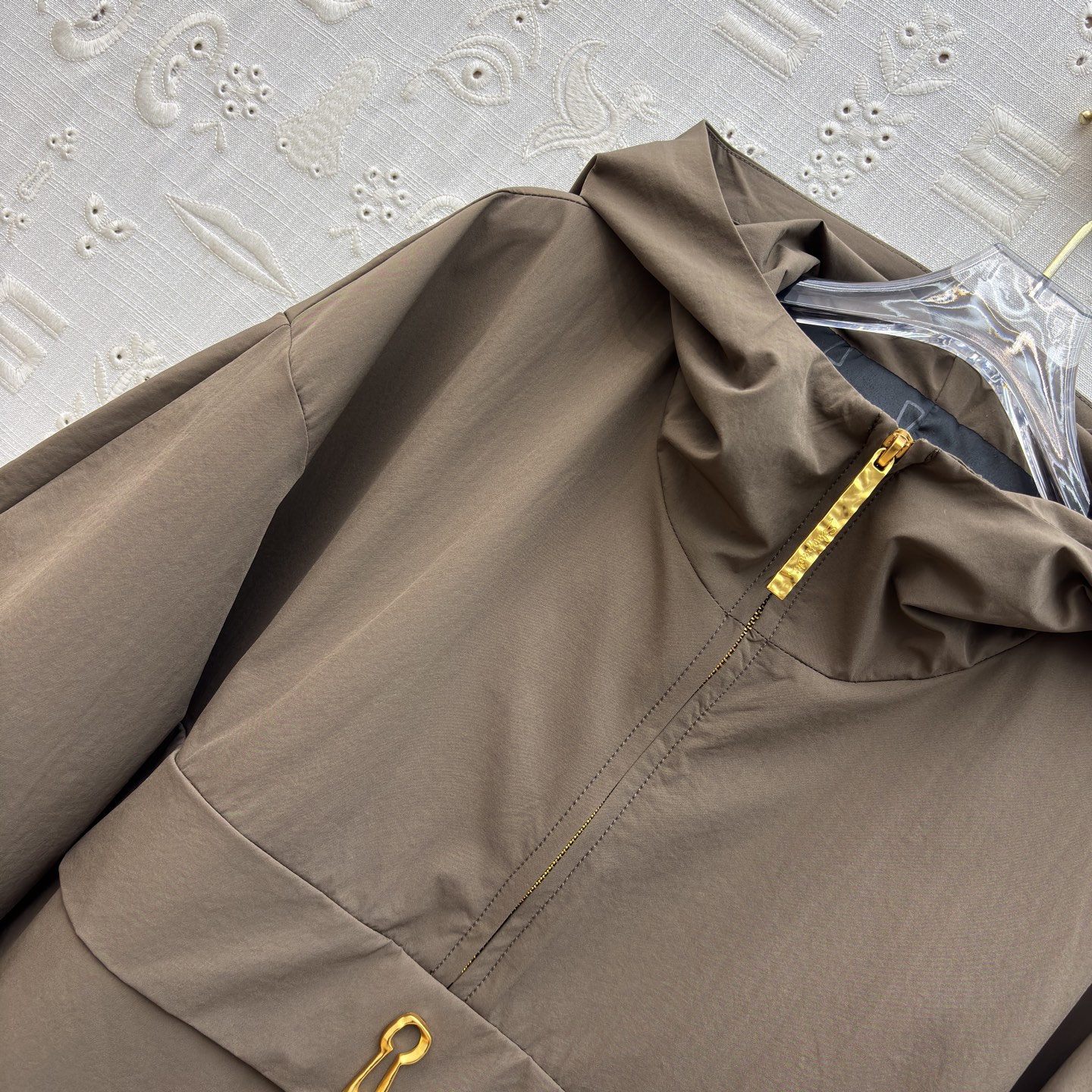 Sch 26早春 异形五金装饰卡其色连帽冲锋衣 太有设计感了 金色锁扣点缀超吸睛 半拉链连帽版型休闲又别