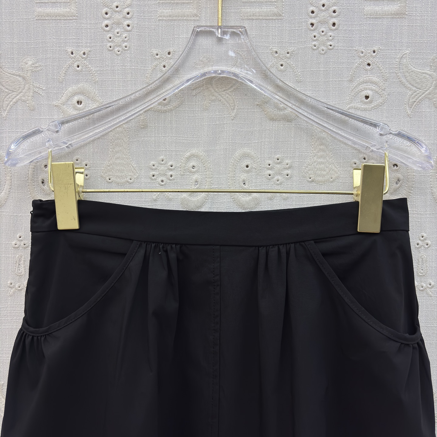 Sch泡泡袖衬衫搭配半裙 小V领+金属扣点缀 泡泡袖藏起手臂线条 A字大摆裙利落又藏肉 单穿成套都好看 