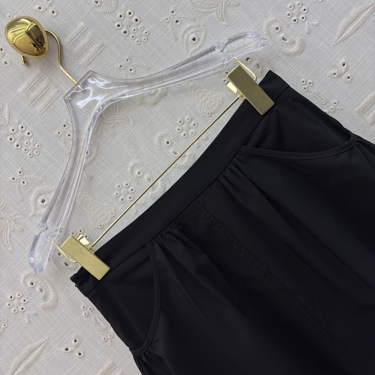 Sch泡泡袖衬衫搭配半裙 小V领+金属扣点缀 泡泡袖藏起手臂线条 A字大摆裙利落又藏肉 单穿成套都好看 