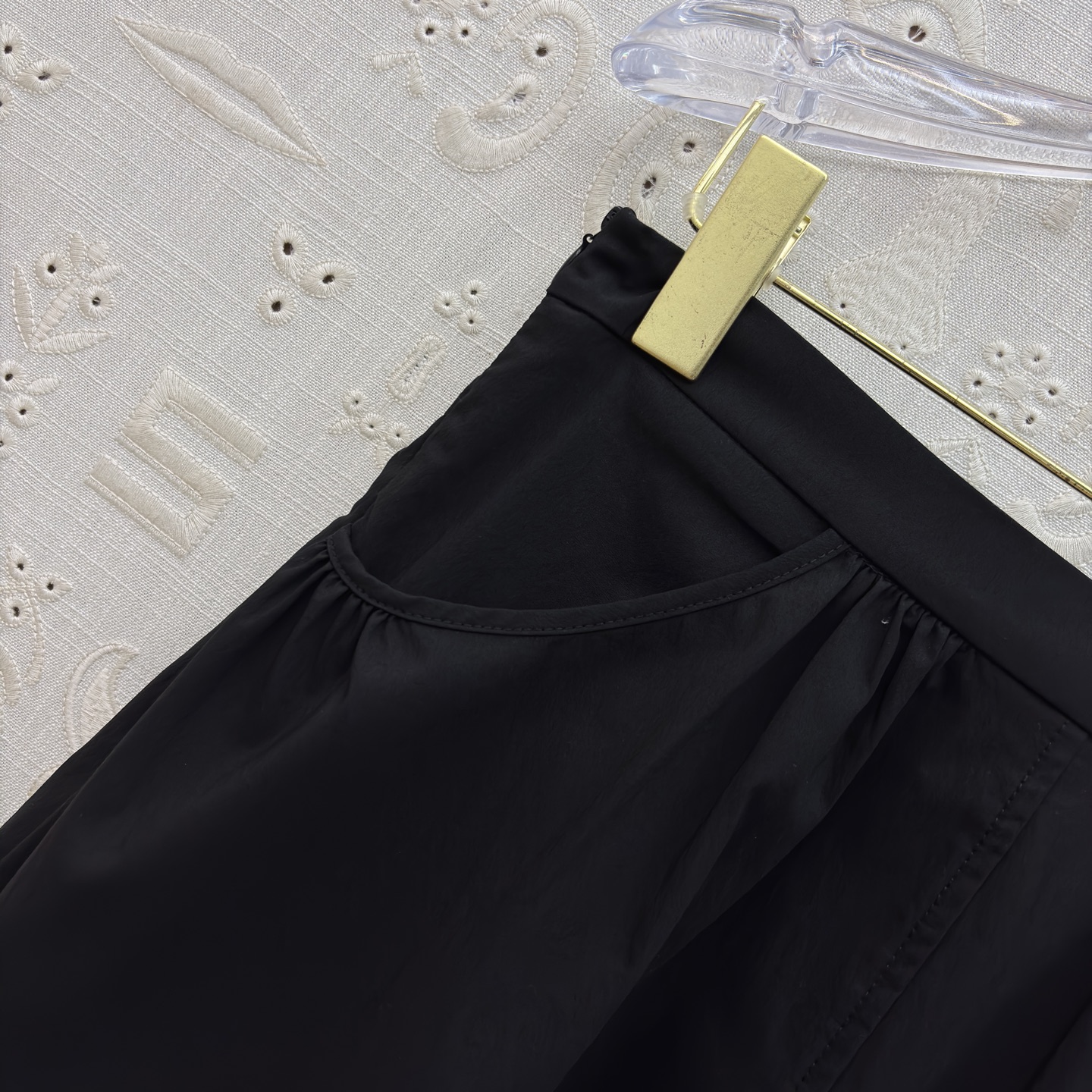 Sch泡泡袖衬衫搭配半裙 小V领+金属扣点缀 泡泡袖藏起手臂线条 A字大摆裙利落又藏肉 单穿成套都好看 