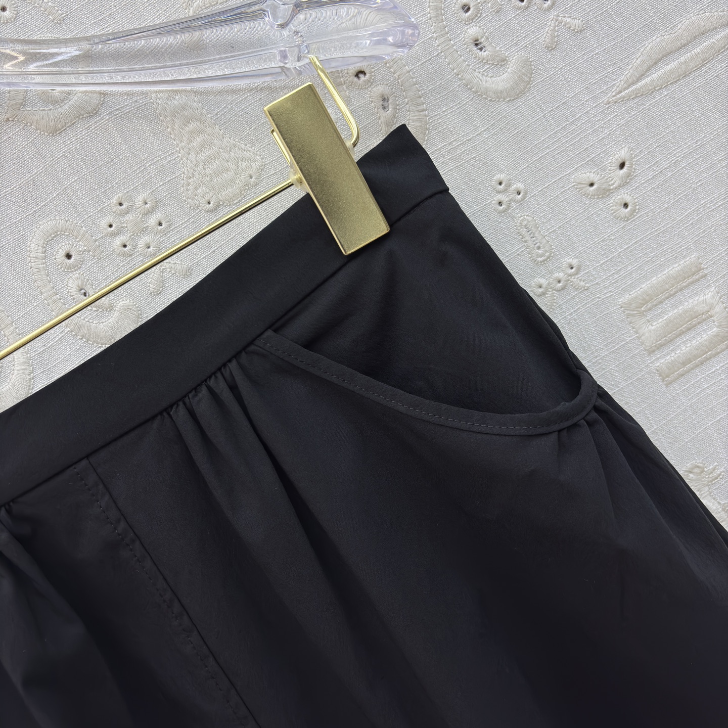 Sch泡泡袖衬衫搭配半裙 小V领+金属扣点缀 泡泡袖藏起手臂线条 A字大摆裙利落又藏肉 单穿成套都好看 