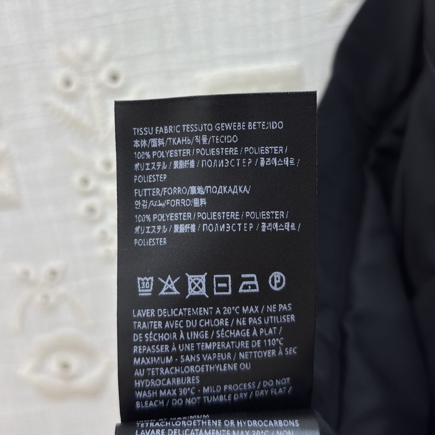 Sch泡泡袖衬衫搭配半裙 小V领+金属扣点缀 泡泡袖藏起手臂线条 A字大摆裙利落又藏肉 单穿成套都好看 