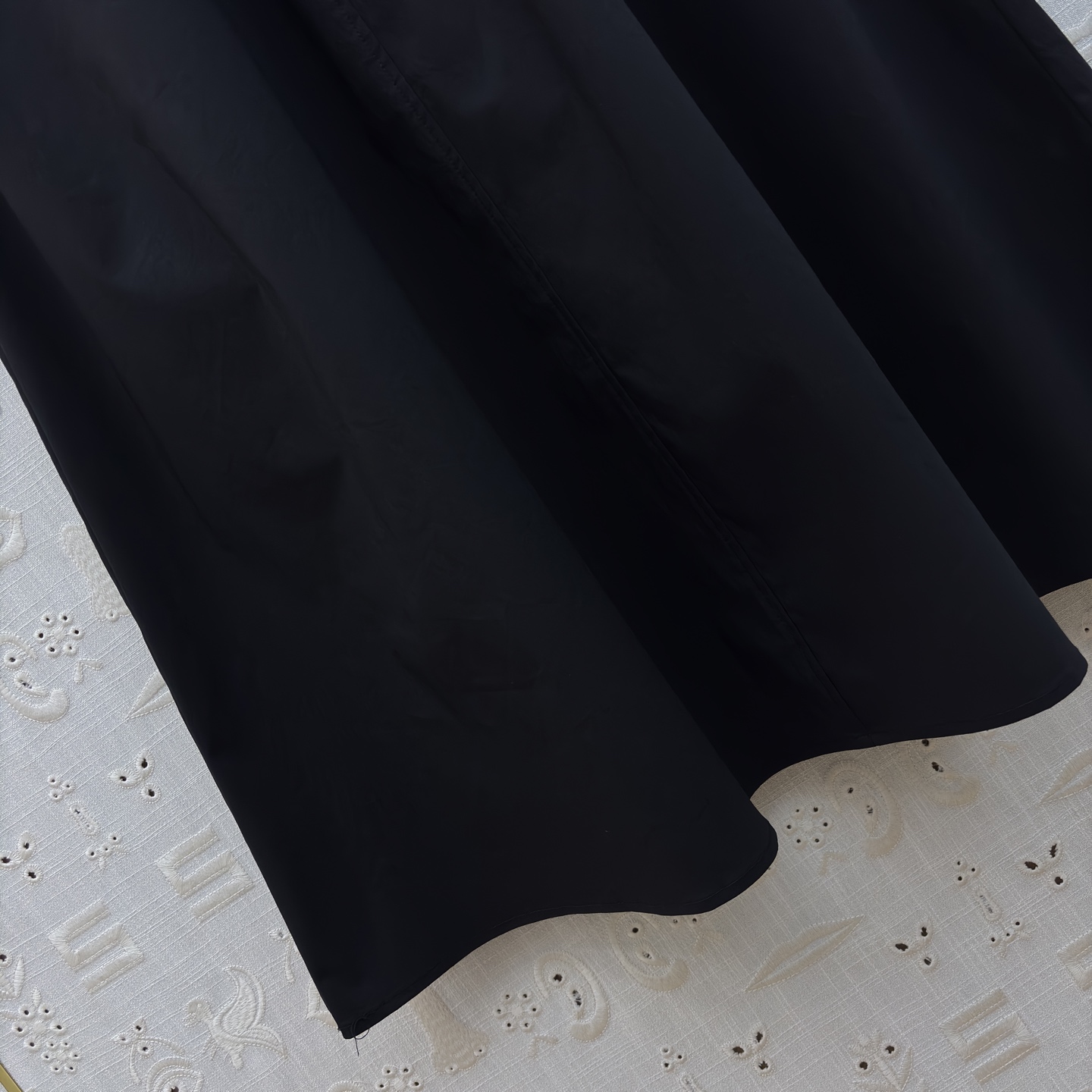 Sch泡泡袖衬衫搭配半裙 小V领+金属扣点缀 泡泡袖藏起手臂线条 A字大摆裙利落又藏肉 单穿成套都好看 