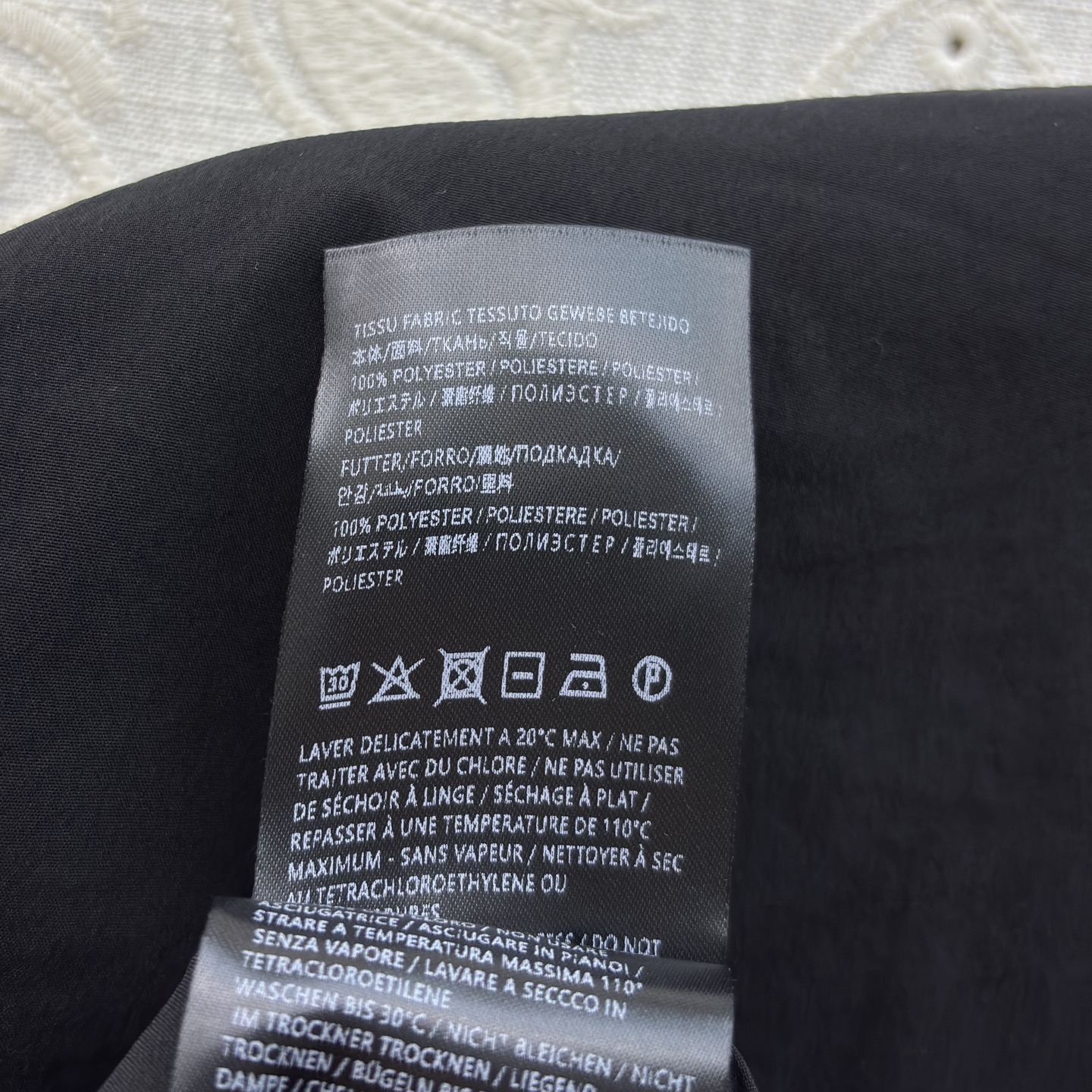 Sch泡泡袖衬衫搭配半裙 小V领+金属扣点缀 泡泡袖藏起手臂线条 A字大摆裙利落又藏肉 单穿成套都好看 