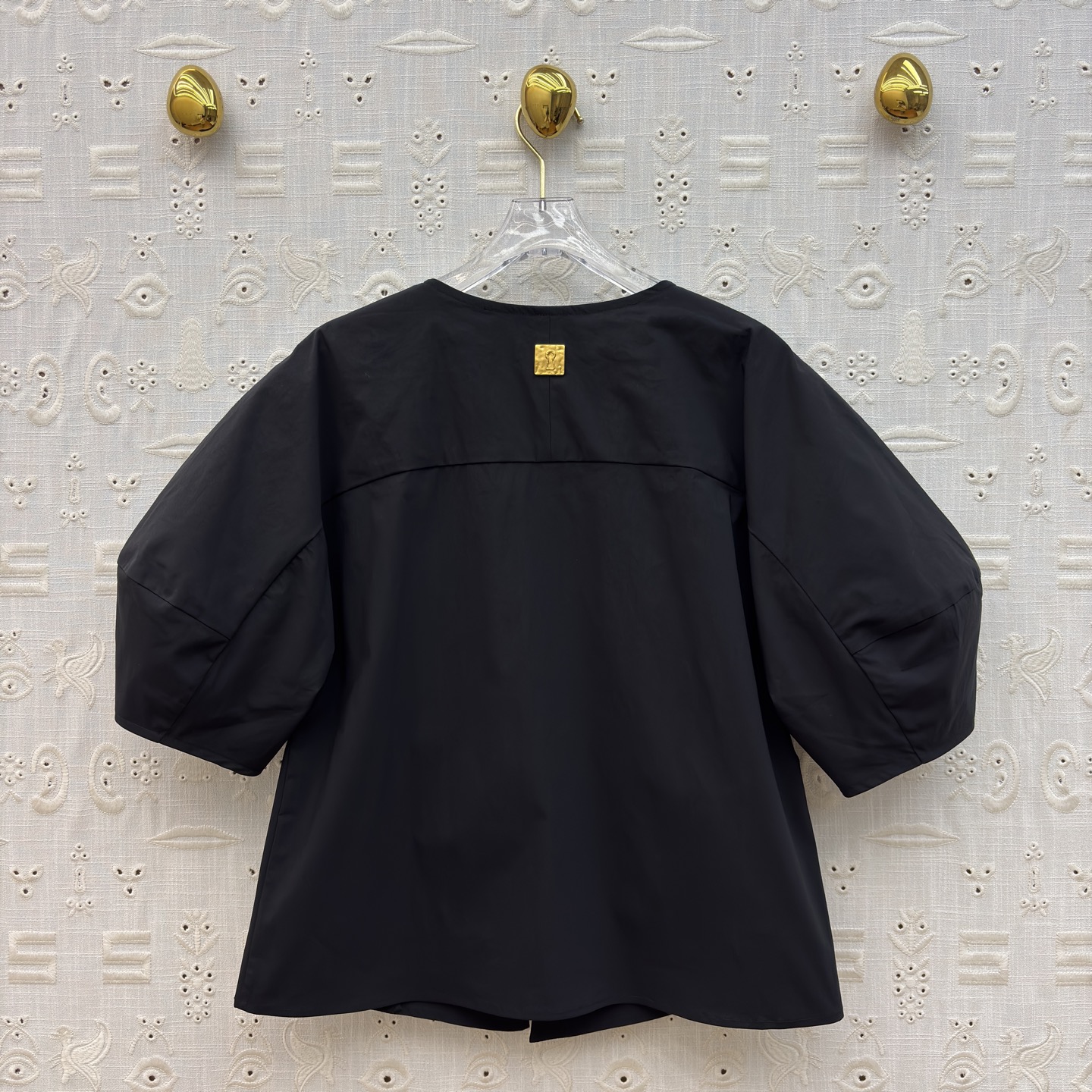 Sch泡泡袖衬衫搭配半裙 小V领+金属扣点缀 泡泡袖藏起手臂线条 A字大摆裙利落又藏肉 单穿成套都好看 