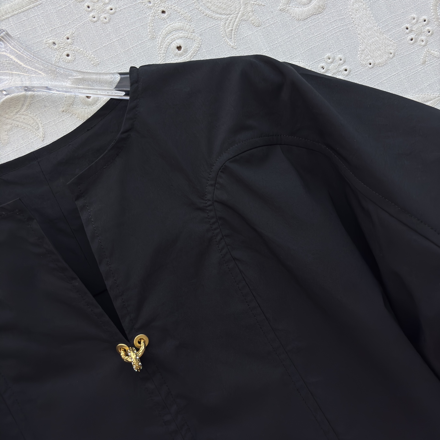 Sch泡泡袖衬衫搭配半裙 小V领+金属扣点缀 泡泡袖藏起手臂线条 A字大摆裙利落又藏肉 单穿成套都好看 