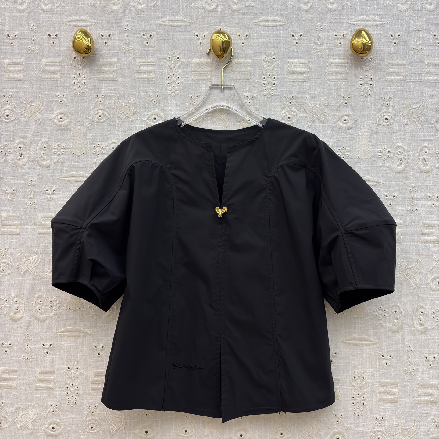 Sch泡泡袖衬衫搭配半裙 小V领+金属扣点缀 泡泡袖藏起手臂线条 A字大摆裙利落又藏肉 单穿成套都好看 