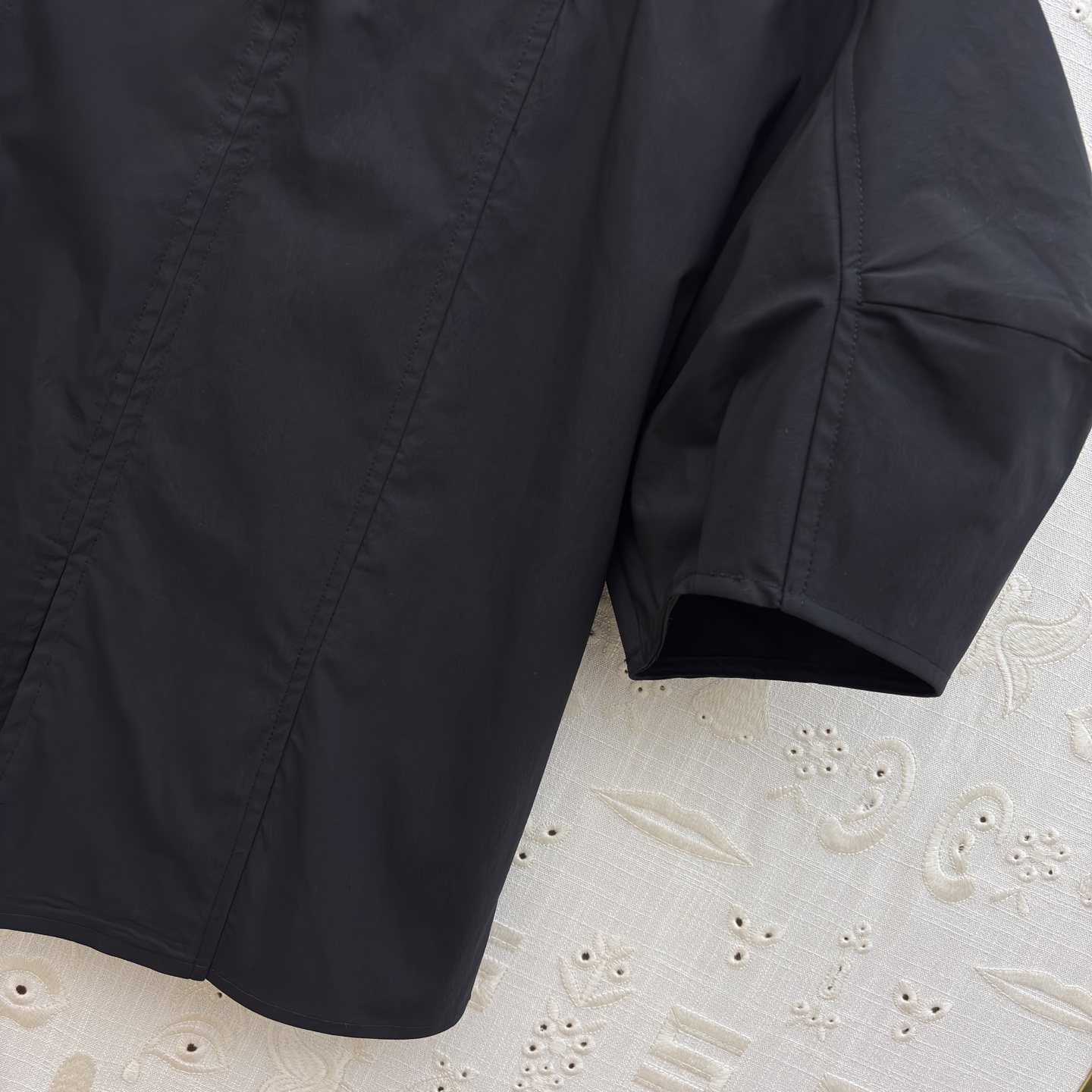 Sch泡泡袖衬衫搭配半裙 小V领+金属扣点缀 泡泡袖藏起手臂线条 A字大摆裙利落又藏肉 单穿成套都好看 