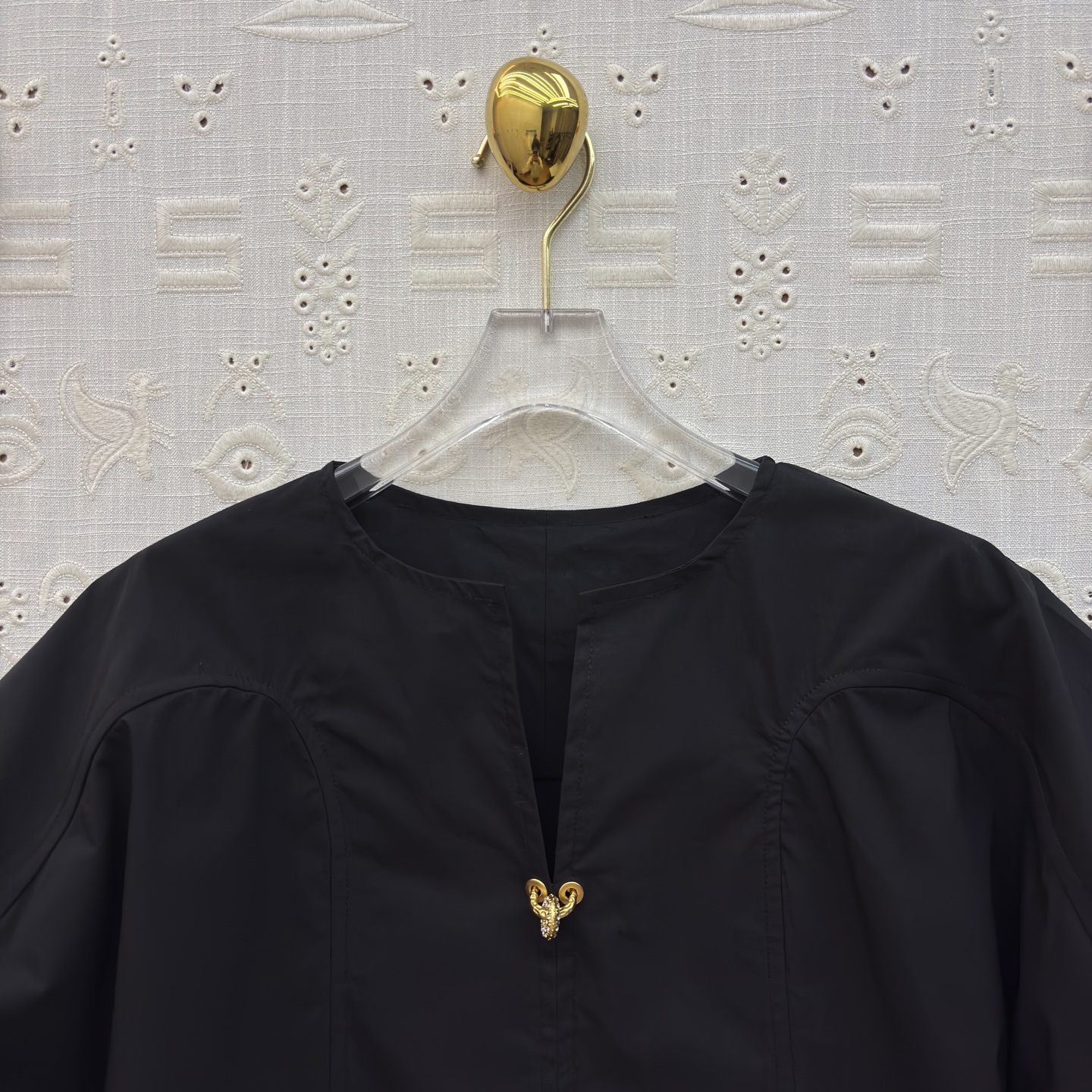 Sch泡泡袖衬衫搭配半裙 小V领+金属扣点缀 泡泡袖藏起手臂线条 A字大摆裙利落又藏肉 单穿成套都好看 