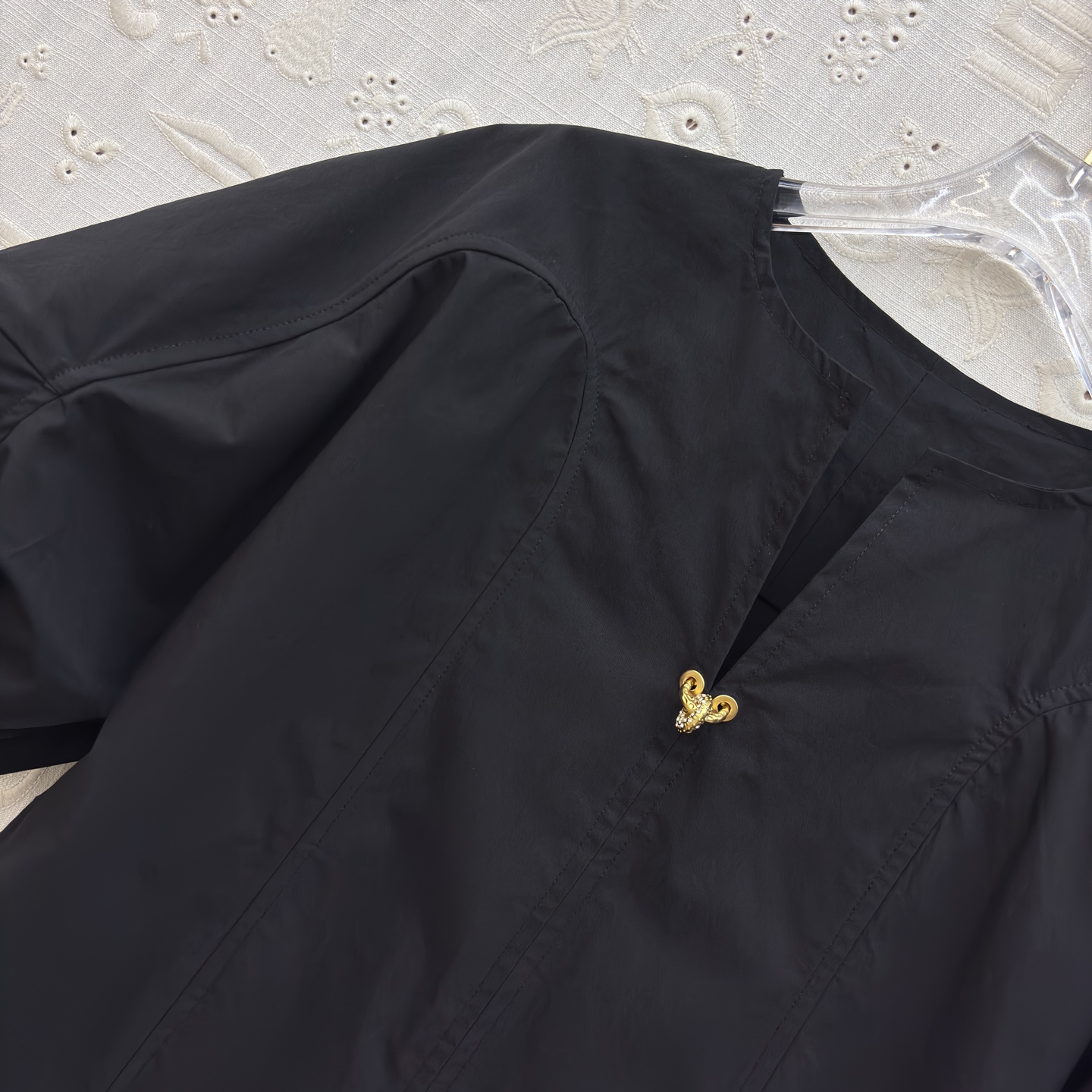 Sch泡泡袖衬衫搭配半裙 小V领+金属扣点缀 泡泡袖藏起手臂线条 A字大摆裙利落又藏肉 单穿成套都好看 