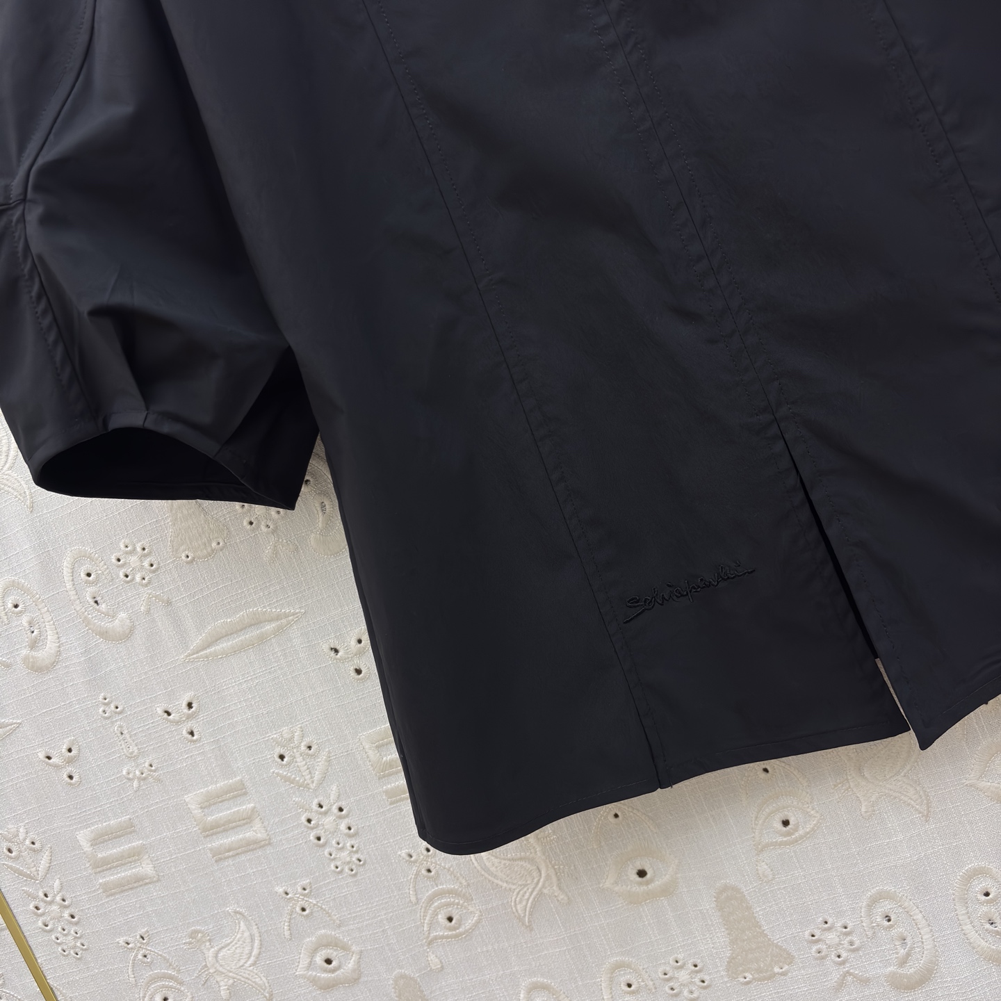 Sch泡泡袖衬衫搭配半裙 小V领+金属扣点缀 泡泡袖藏起手臂线条 A字大摆裙利落又藏肉 单穿成套都好看 