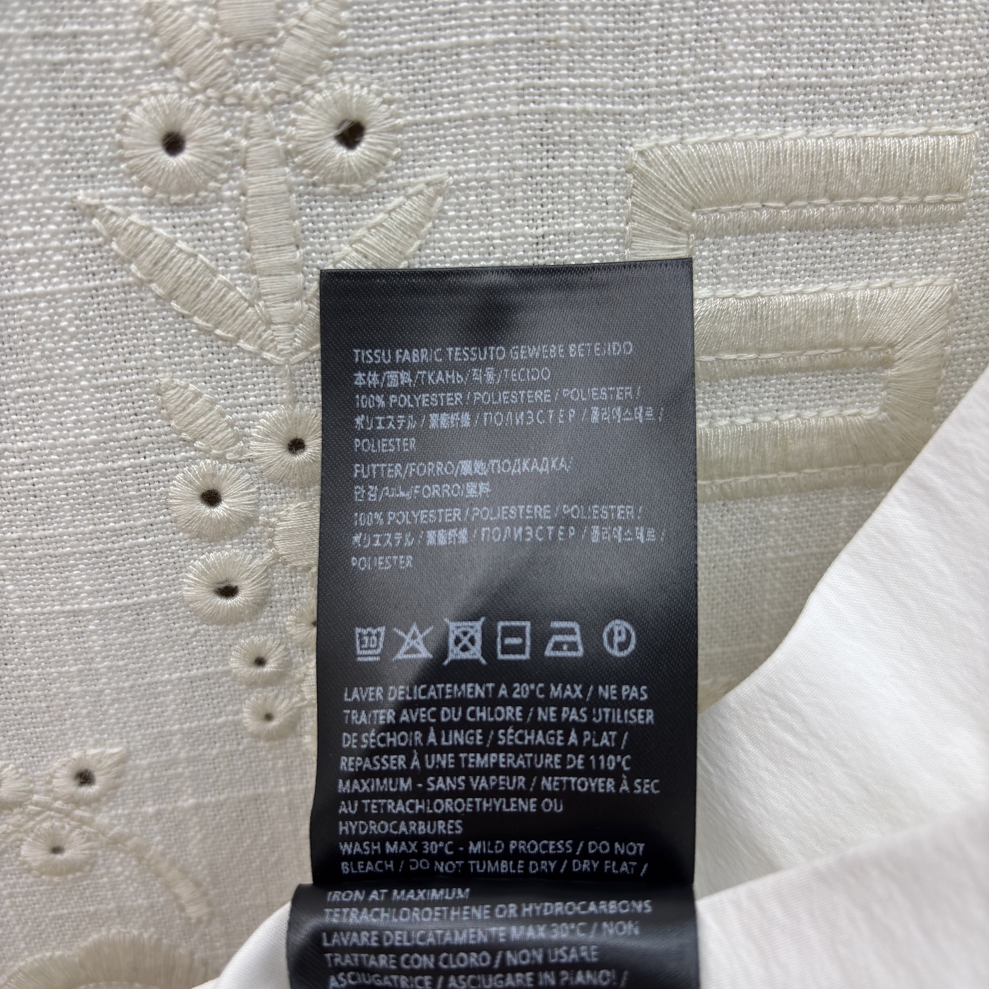 Sch泡泡袖衬衫搭配半裙 小V领+金属扣点缀 泡泡袖藏起手臂线条 A字大摆裙利落又藏肉 单穿成套都好看 