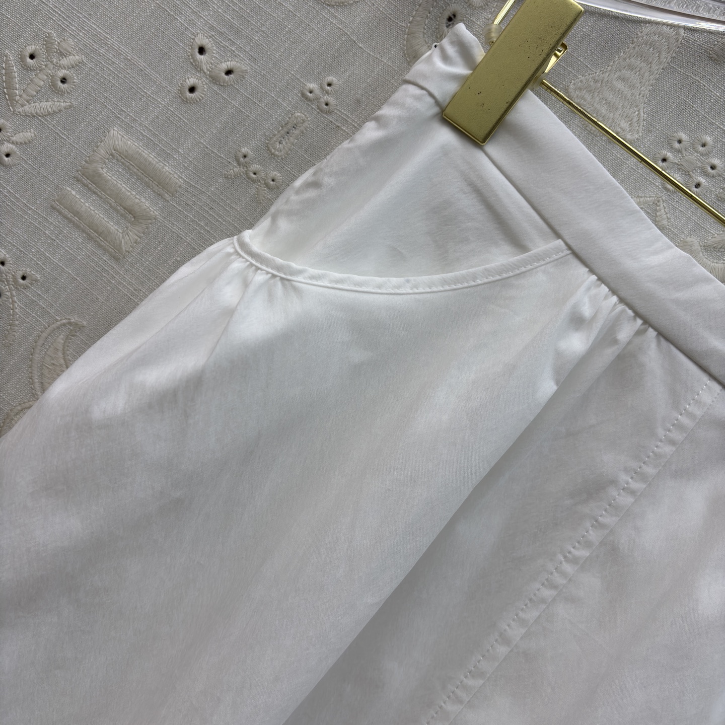 Sch泡泡袖衬衫搭配半裙 小V领+金属扣点缀 泡泡袖藏起手臂线条 A字大摆裙利落又藏肉 单穿成套都好看 