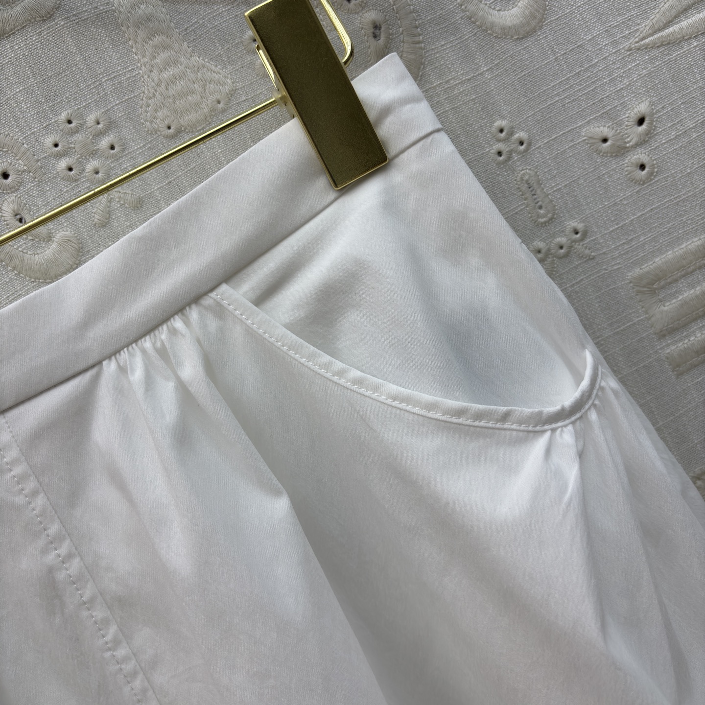 Sch泡泡袖衬衫搭配半裙 小V领+金属扣点缀 泡泡袖藏起手臂线条 A字大摆裙利落又藏肉 单穿成套都好看 