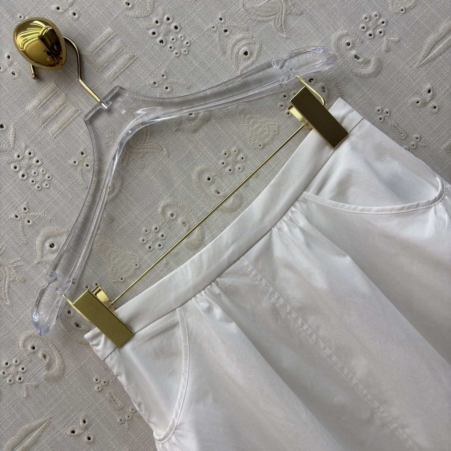 Sch泡泡袖衬衫搭配半裙 小V领+金属扣点缀 泡泡袖藏起手臂线条 A字大摆裙利落又藏肉 单穿成套都好看 