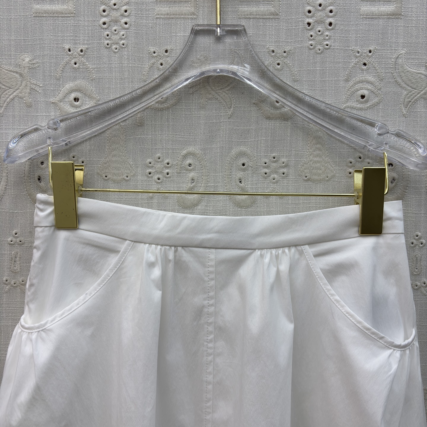 Sch泡泡袖衬衫搭配半裙 小V领+金属扣点缀 泡泡袖藏起手臂线条 A字大摆裙利落又藏肉 单穿成套都好看 