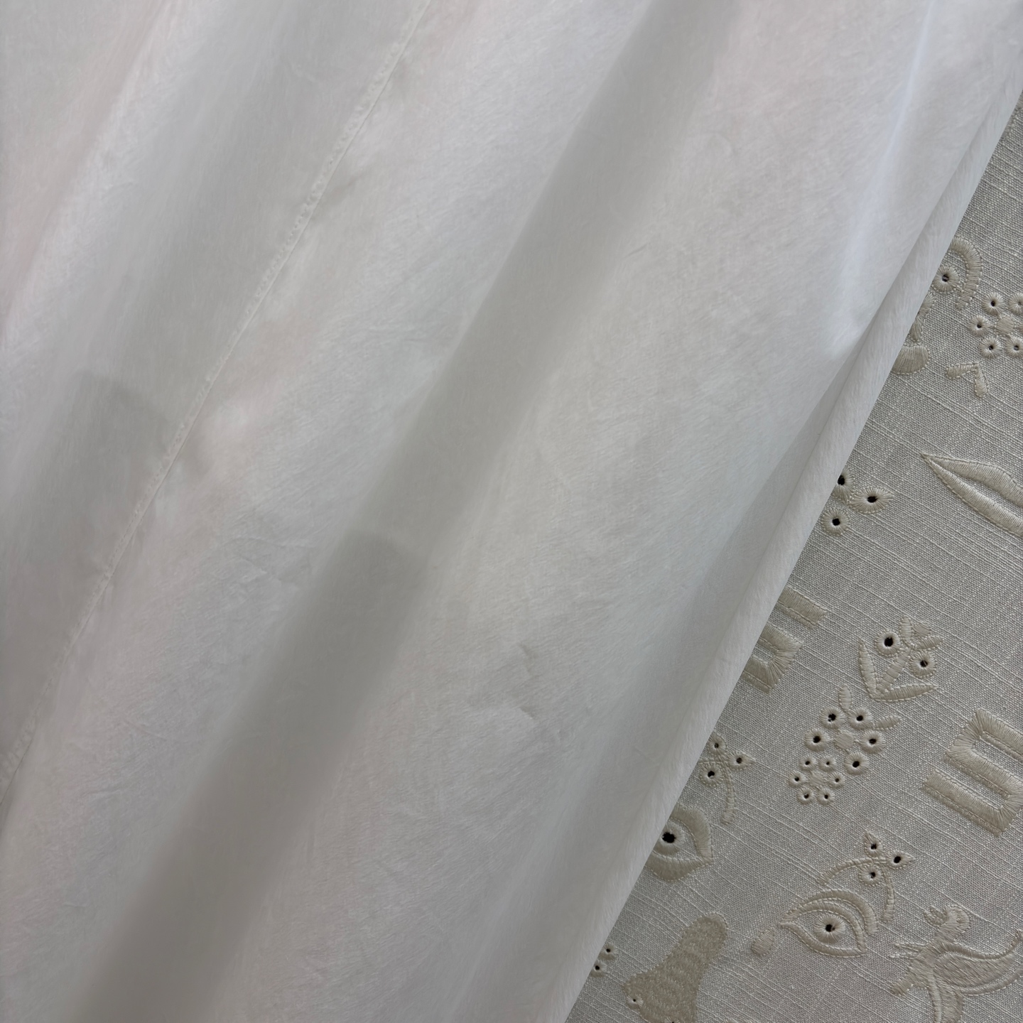 Sch泡泡袖衬衫搭配半裙 小V领+金属扣点缀 泡泡袖藏起手臂线条 A字大摆裙利落又藏肉 单穿成套都好看 