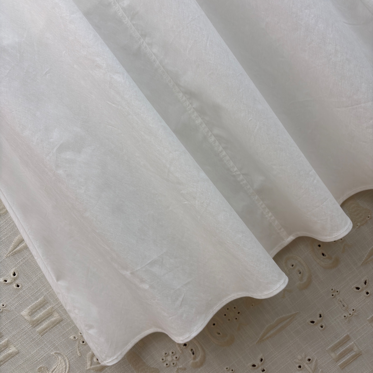 Sch泡泡袖衬衫搭配半裙 小V领+金属扣点缀 泡泡袖藏起手臂线条 A字大摆裙利落又藏肉 单穿成套都好看 