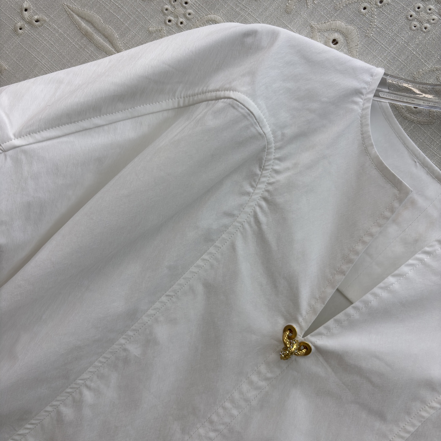 Sch泡泡袖衬衫搭配半裙 小V领+金属扣点缀 泡泡袖藏起手臂线条 A字大摆裙利落又藏肉 单穿成套都好看 