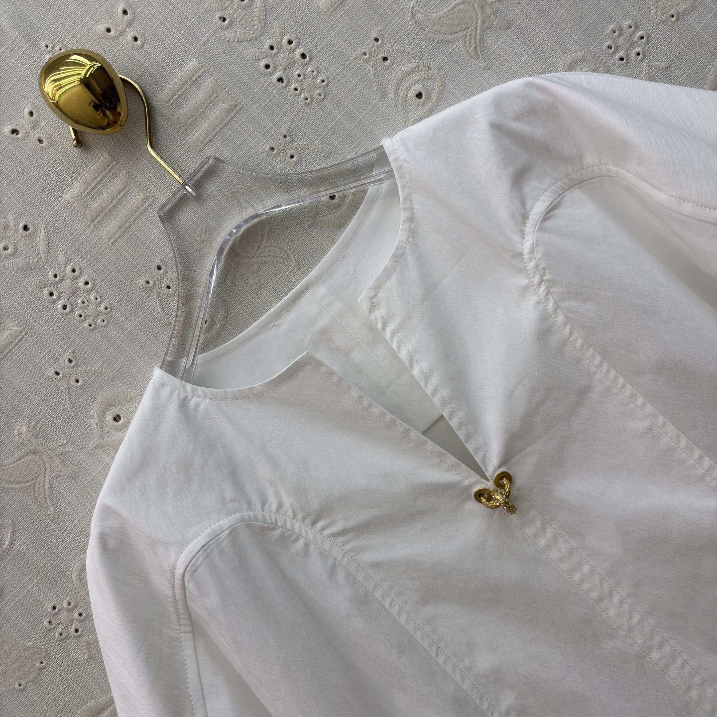 Sch泡泡袖衬衫搭配半裙 小V领+金属扣点缀 泡泡袖藏起手臂线条 A字大摆裙利落又藏肉 单穿成套都好看 