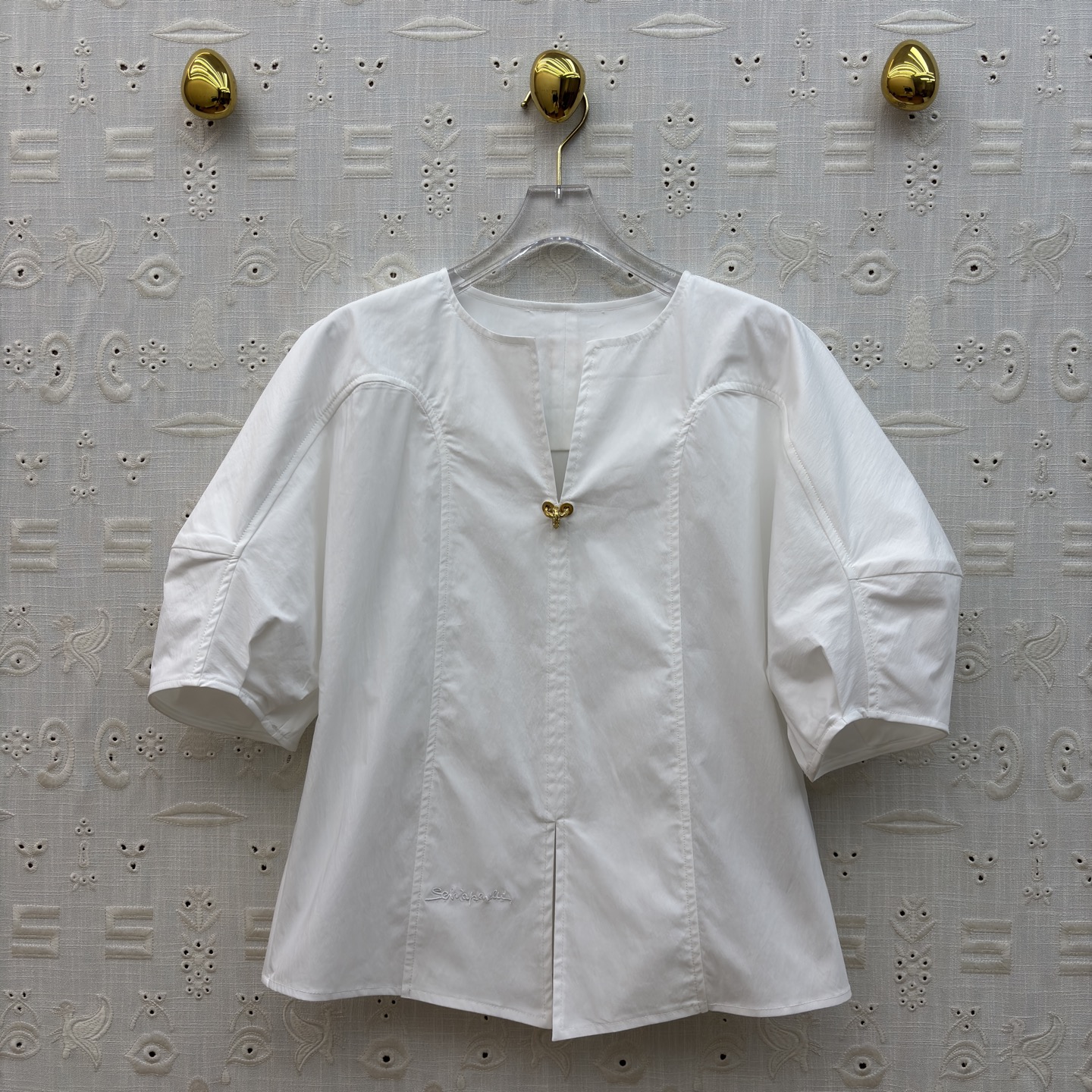 Sch泡泡袖衬衫搭配半裙 小V领+金属扣点缀 泡泡袖藏起手臂线条 A字大摆裙利落又藏肉 单穿成套都好看 