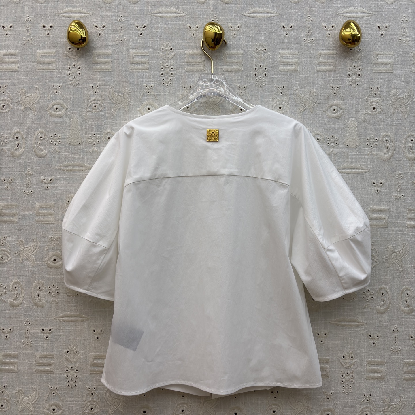 Sch泡泡袖衬衫搭配半裙 小V领+金属扣点缀 泡泡袖藏起手臂线条 A字大摆裙利落又藏肉 单穿成套都好看 