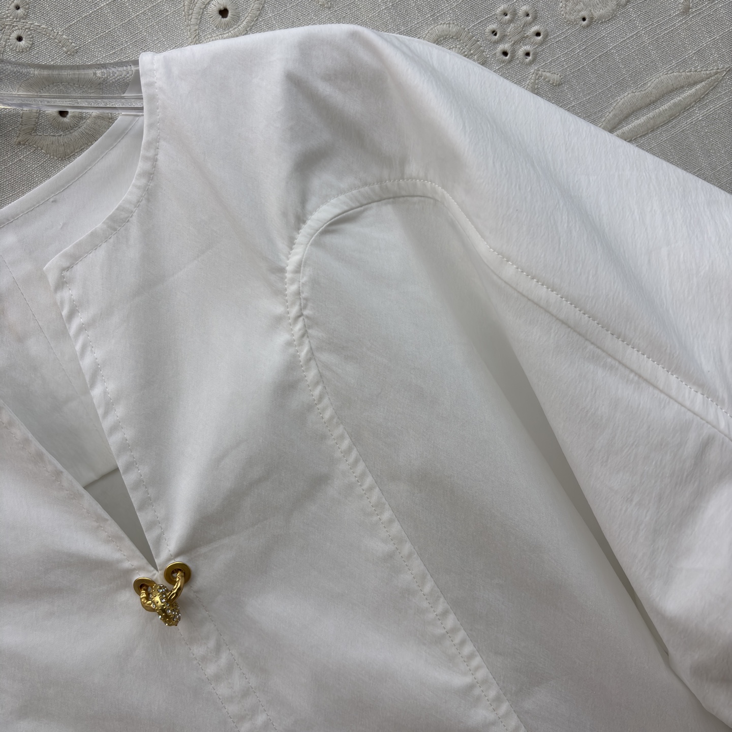 Sch泡泡袖衬衫搭配半裙 小V领+金属扣点缀 泡泡袖藏起手臂线条 A字大摆裙利落又藏肉 单穿成套都好看 