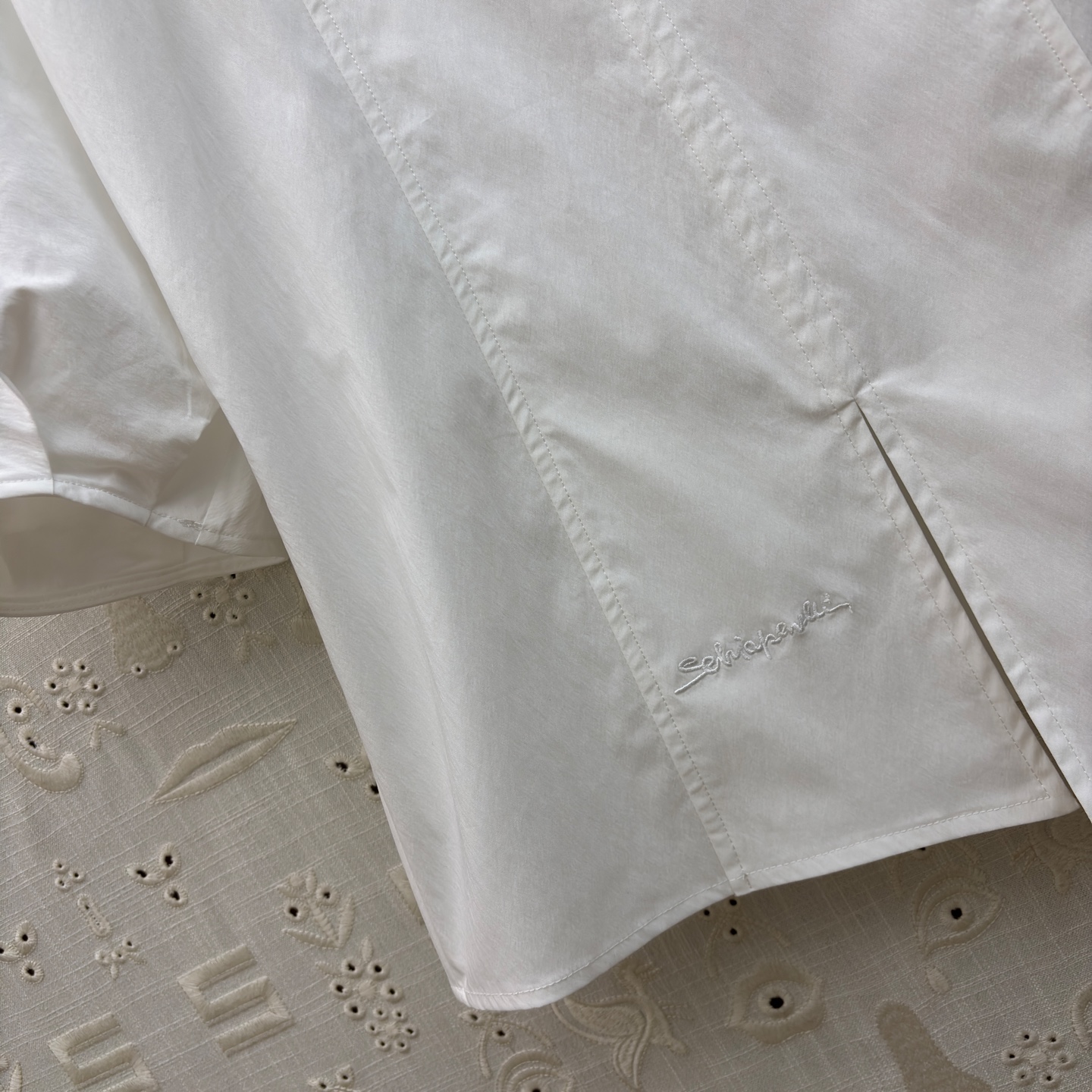 Sch泡泡袖衬衫搭配半裙 小V领+金属扣点缀 泡泡袖藏起手臂线条 A字大摆裙利落又藏肉 单穿成套都好看 