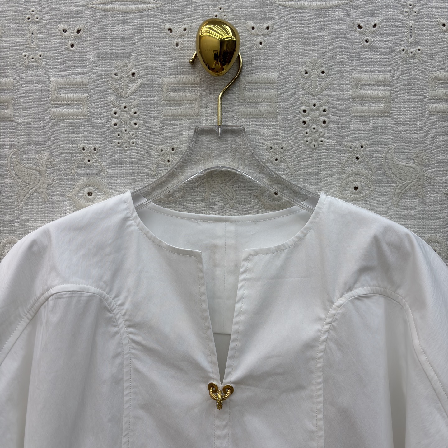 Sch泡泡袖衬衫搭配半裙 小V领+金属扣点缀 泡泡袖藏起手臂线条 A字大摆裙利落又藏肉 单穿成套都好看 