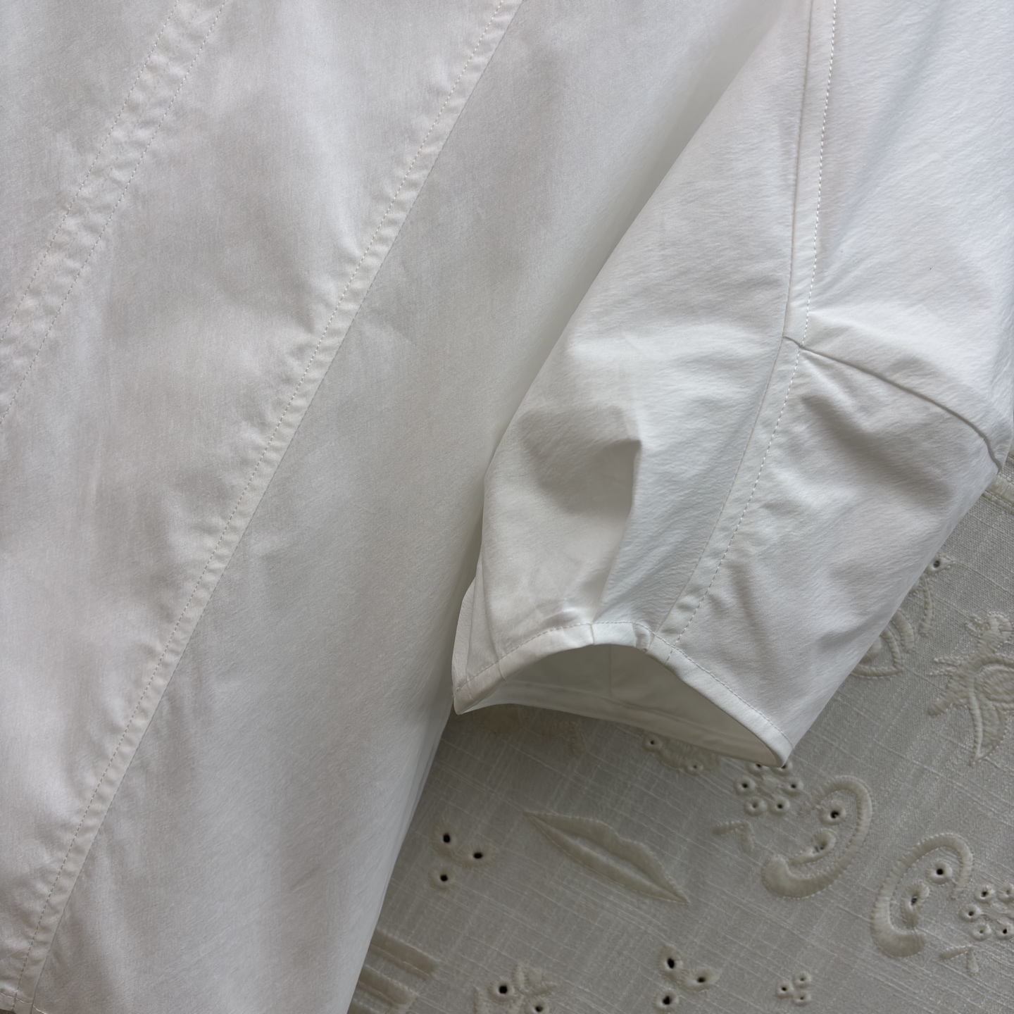 Sch泡泡袖衬衫搭配半裙 小V领+金属扣点缀 泡泡袖藏起手臂线条 A字大摆裙利落又藏肉 单穿成套都好看 