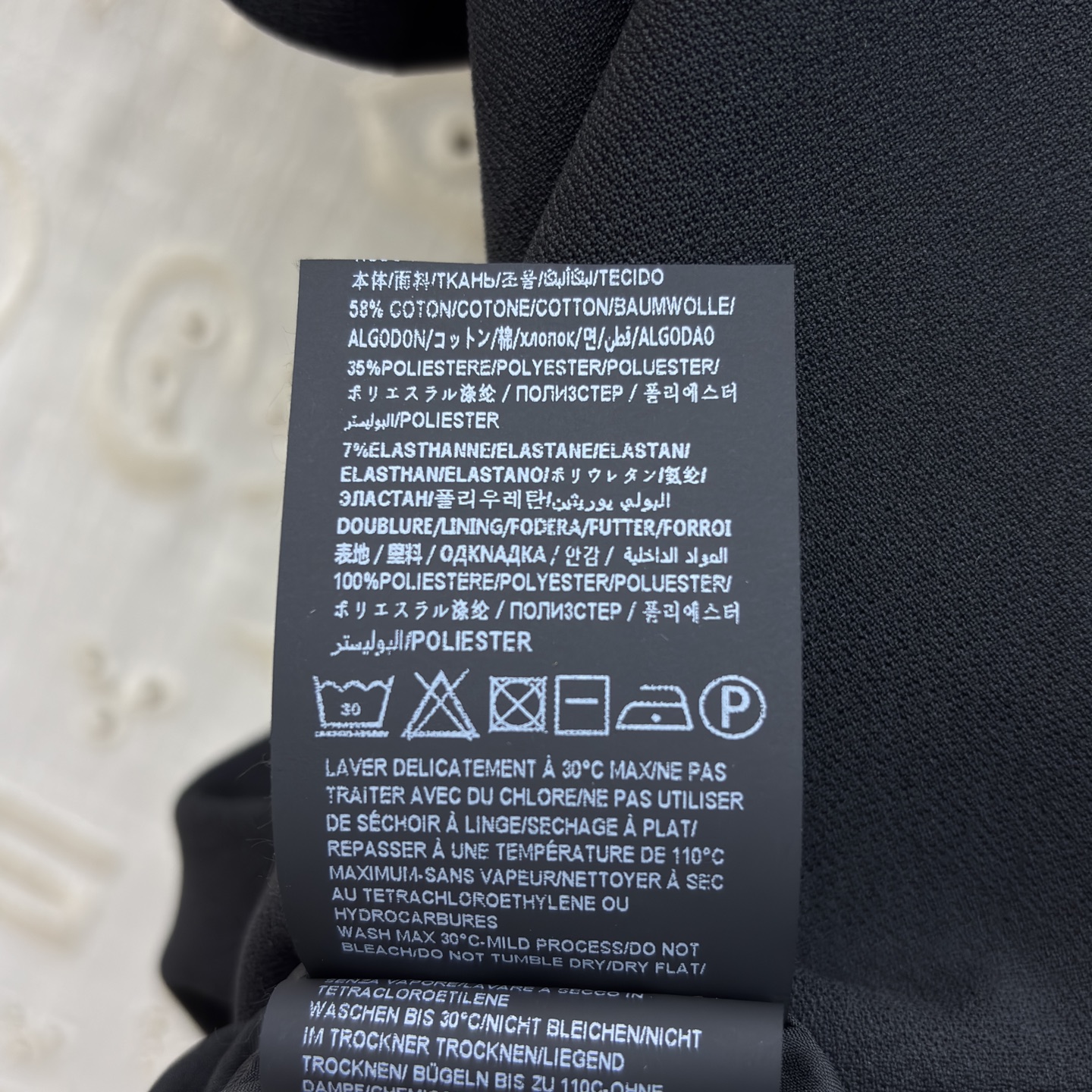 Sch褶皱收腰连衣裙 垂坠面料包裹身形 用细节设计提升格调 利落的圆领 流动的褶皱 点睛的金属扣 每一处