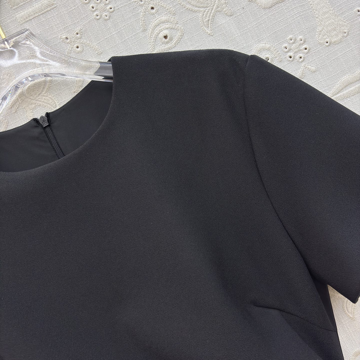 Sch褶皱收腰连衣裙 垂坠面料包裹身形 用细节设计提升格调 利落的圆领 流动的褶皱 点睛的金属扣 每一处