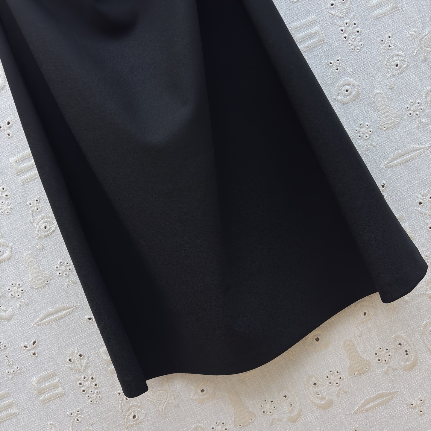 Sch褶皱收腰连衣裙 垂坠面料包裹身形 用细节设计提升格调 利落的圆领 流动的褶皱 点睛的金属扣 每一处