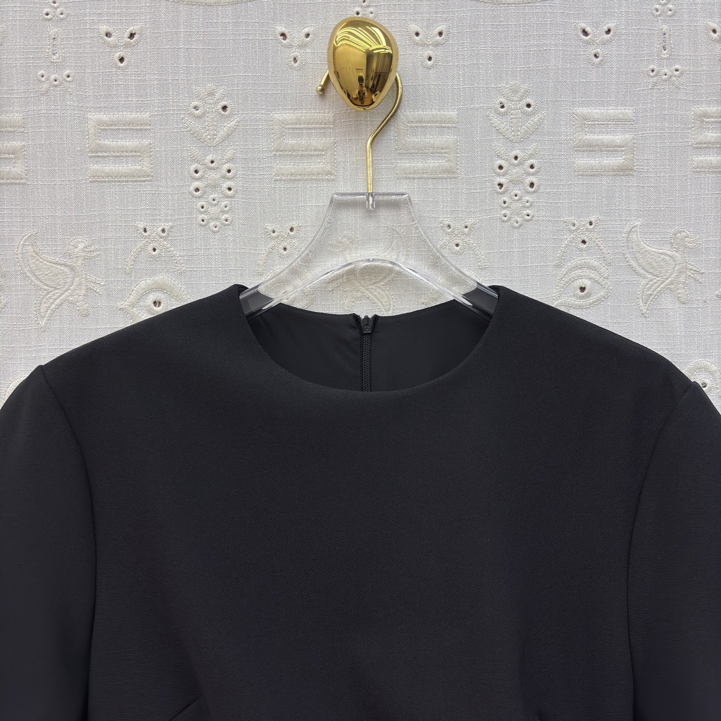 Sch褶皱收腰连衣裙 垂坠面料包裹身形 用细节设计提升格调 利落的圆领 流动的褶皱 点睛的金属扣 每一处