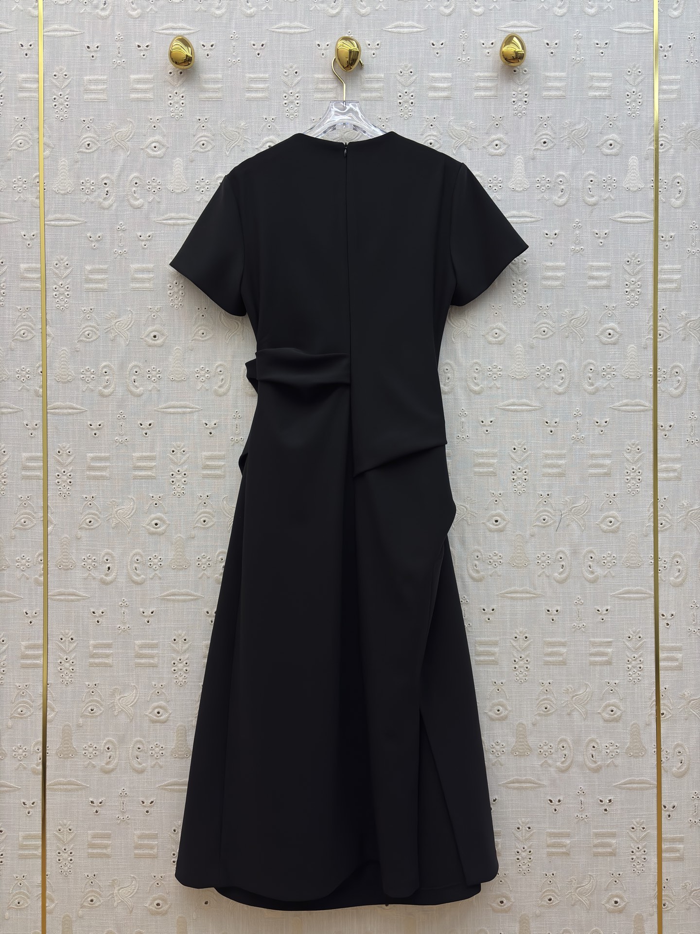 Sch褶皱收腰连衣裙 垂坠面料包裹身形 用细节设计提升格调 利落的圆领 流动的褶皱 点睛的金属扣 每一处