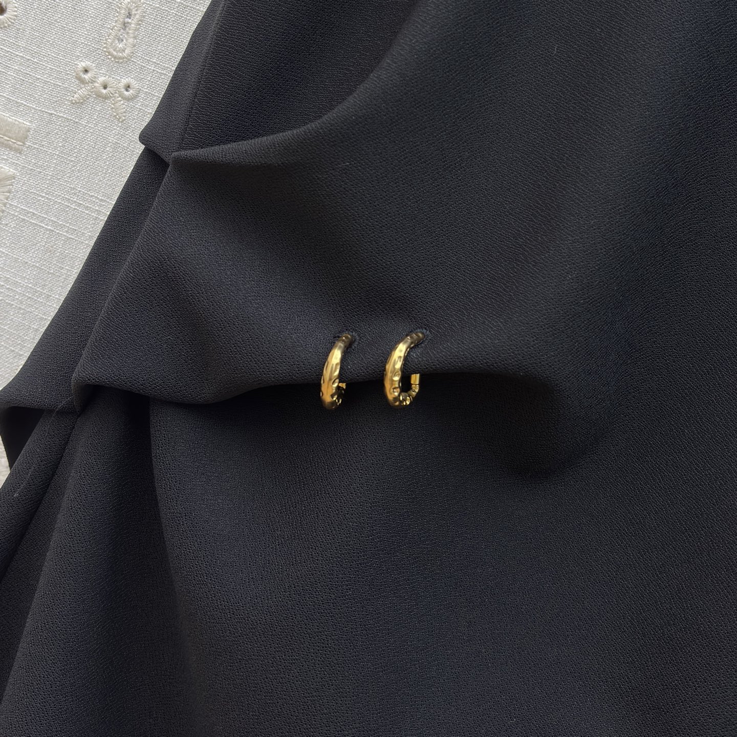 Sch褶皱收腰连衣裙 垂坠面料包裹身形 用细节设计提升格调 利落的圆领 流动的褶皱 点睛的金属扣 每一处